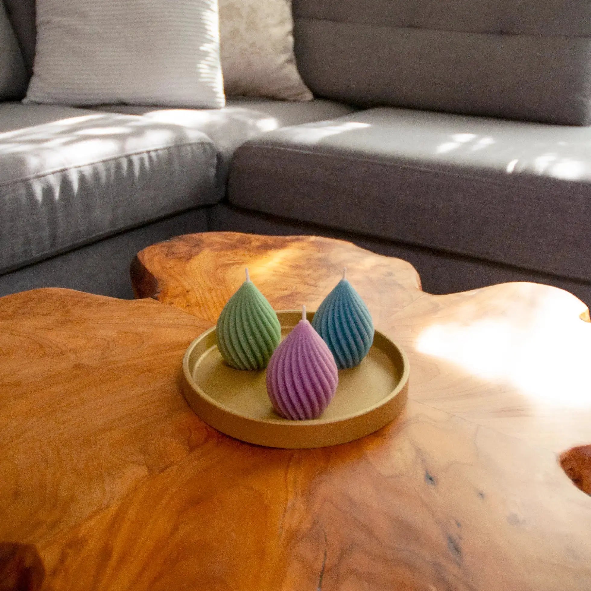 TORUS – Bougie parfumée en cire d’abeille blanche colorée naturellement Maison Kunda