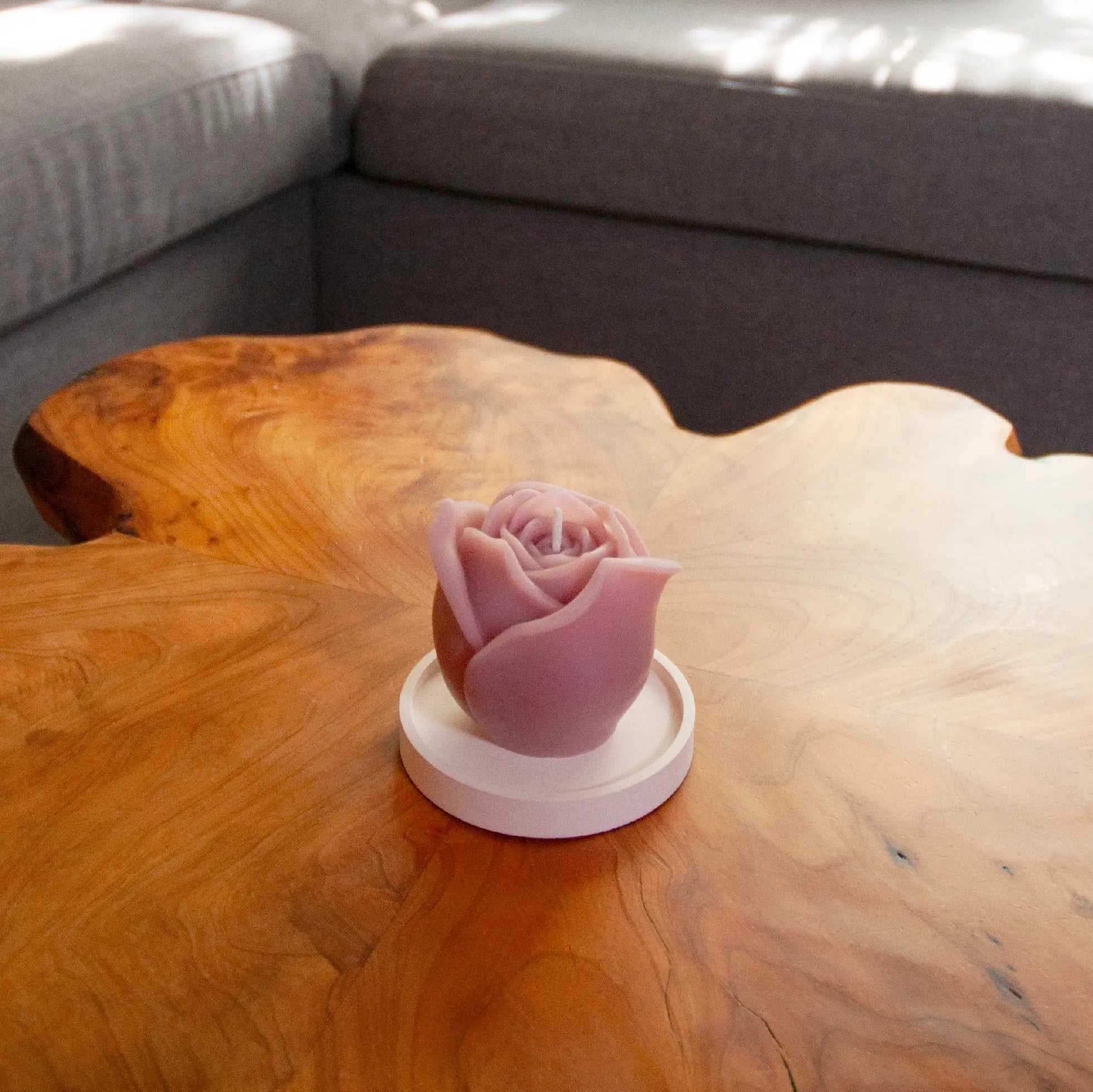 GRANDE ROSE – Bougie parfumée en cire d’abeille blanche colorée naturellement Maison Kunda