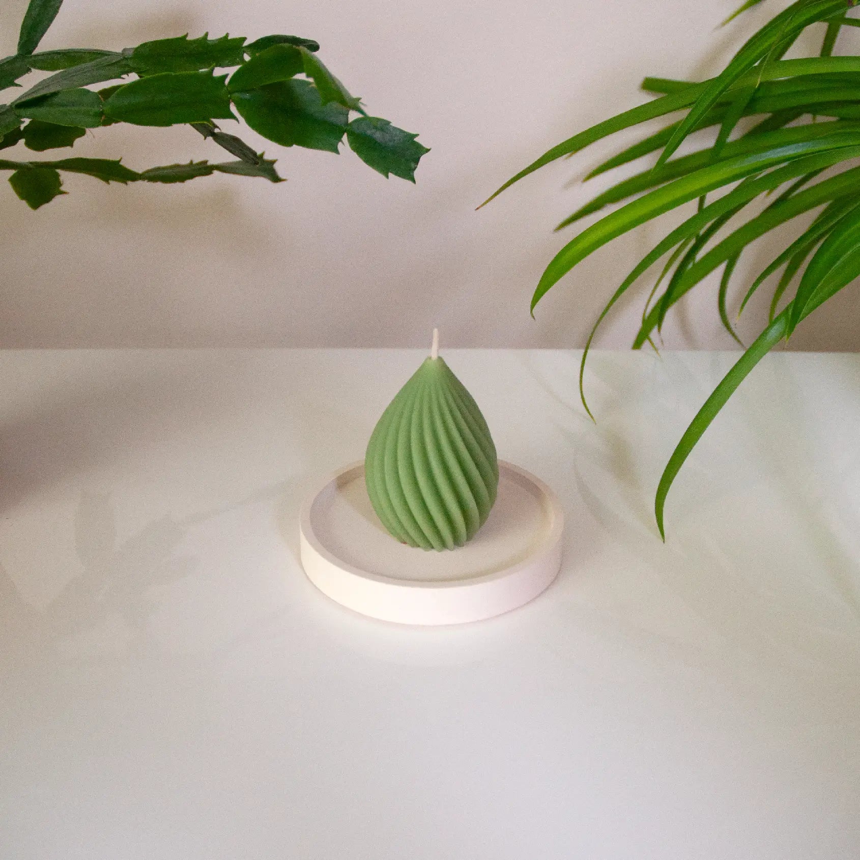 TORUS – Bougie parfumée en cire d’abeille blanche colorée naturellement Maison Kunda
