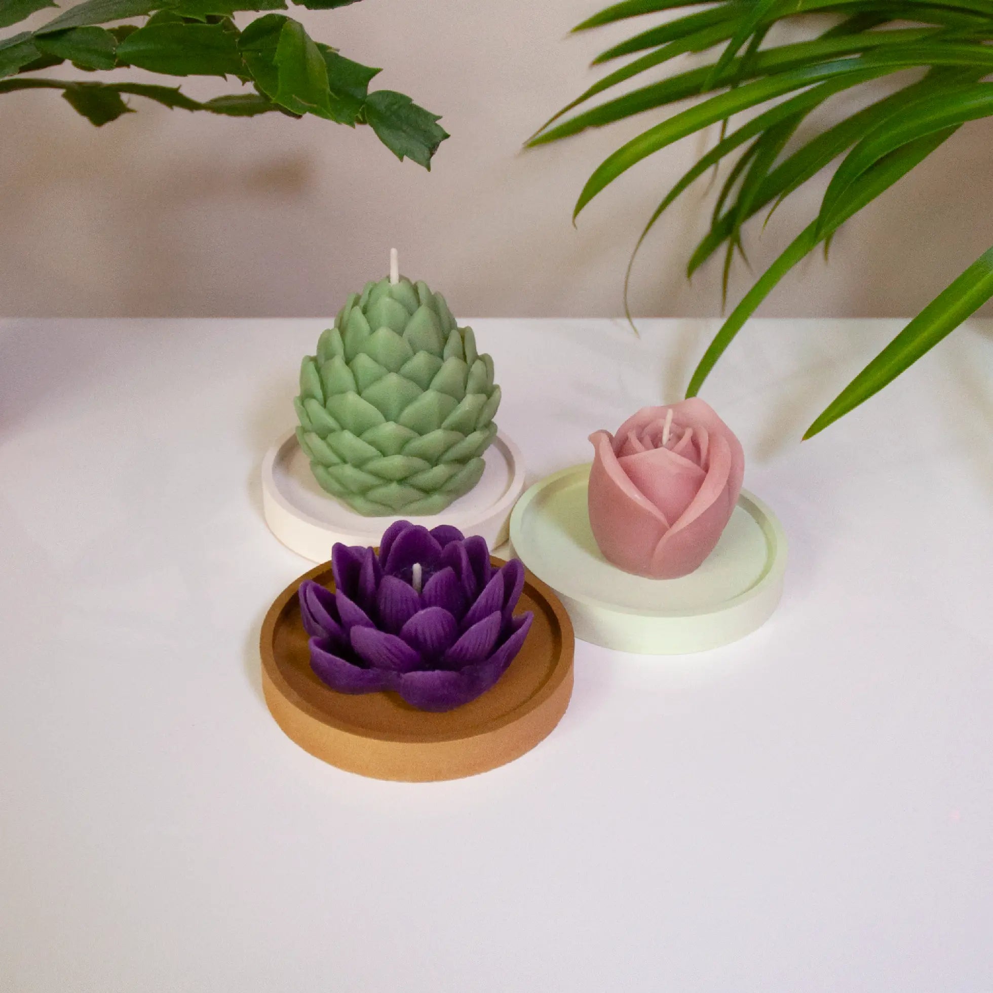 POMME DE PIN – Bougie parfumée en cire d’abeille blanche colorée naturellement Maison Kunda