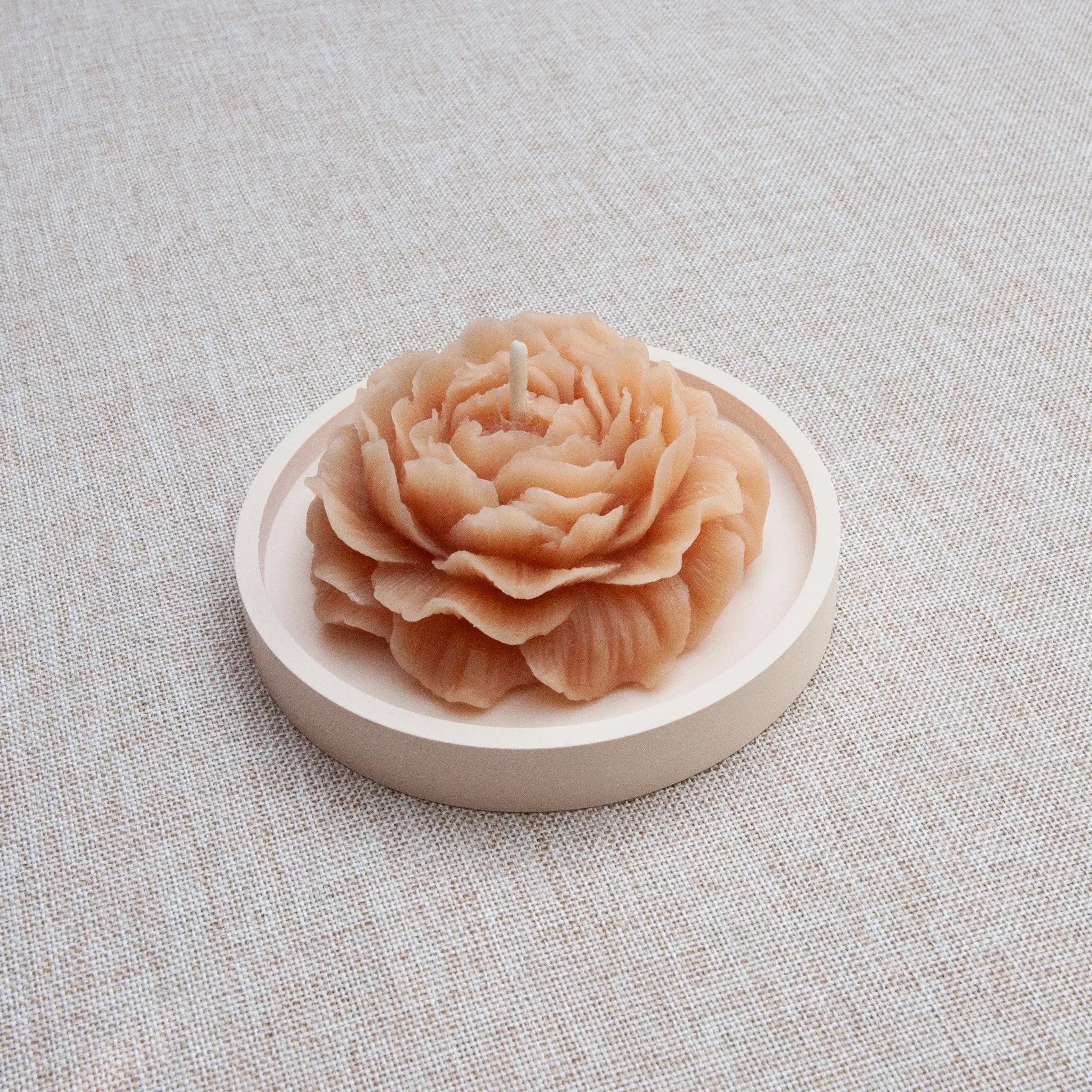 Bougie parfumée naturelle artisanale en cire d'abeille moulée pivoine abricot, faite à la main au Québec, fragrance pivoine et ylang ylang