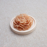 Bougie parfumée naturelle artisanale en cire d'abeille moulée pivoine abricot, faite à la main au Québec, fragrance pivoine et ylang ylang