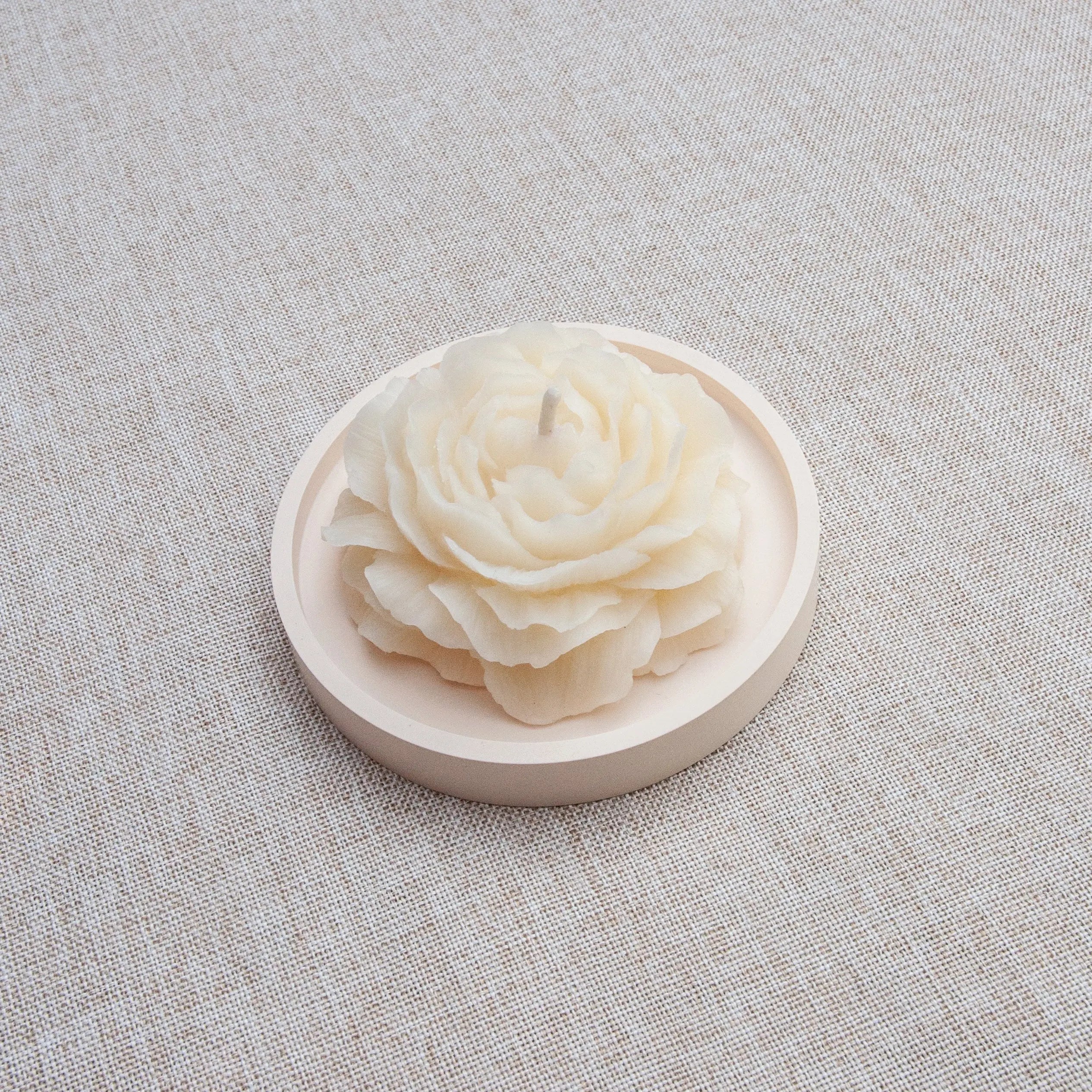 Bougie parfumée naturelle artisanale en cire d'abeille moulée pivoine blanche, faite à la main au Québec, fragrance pivoine et ylang ylang