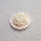 Bougie parfumée naturelle artisanale en cire d'abeille moulée pivoine blanche, faite à la main au Québec, fragrance pivoine et ylang ylang