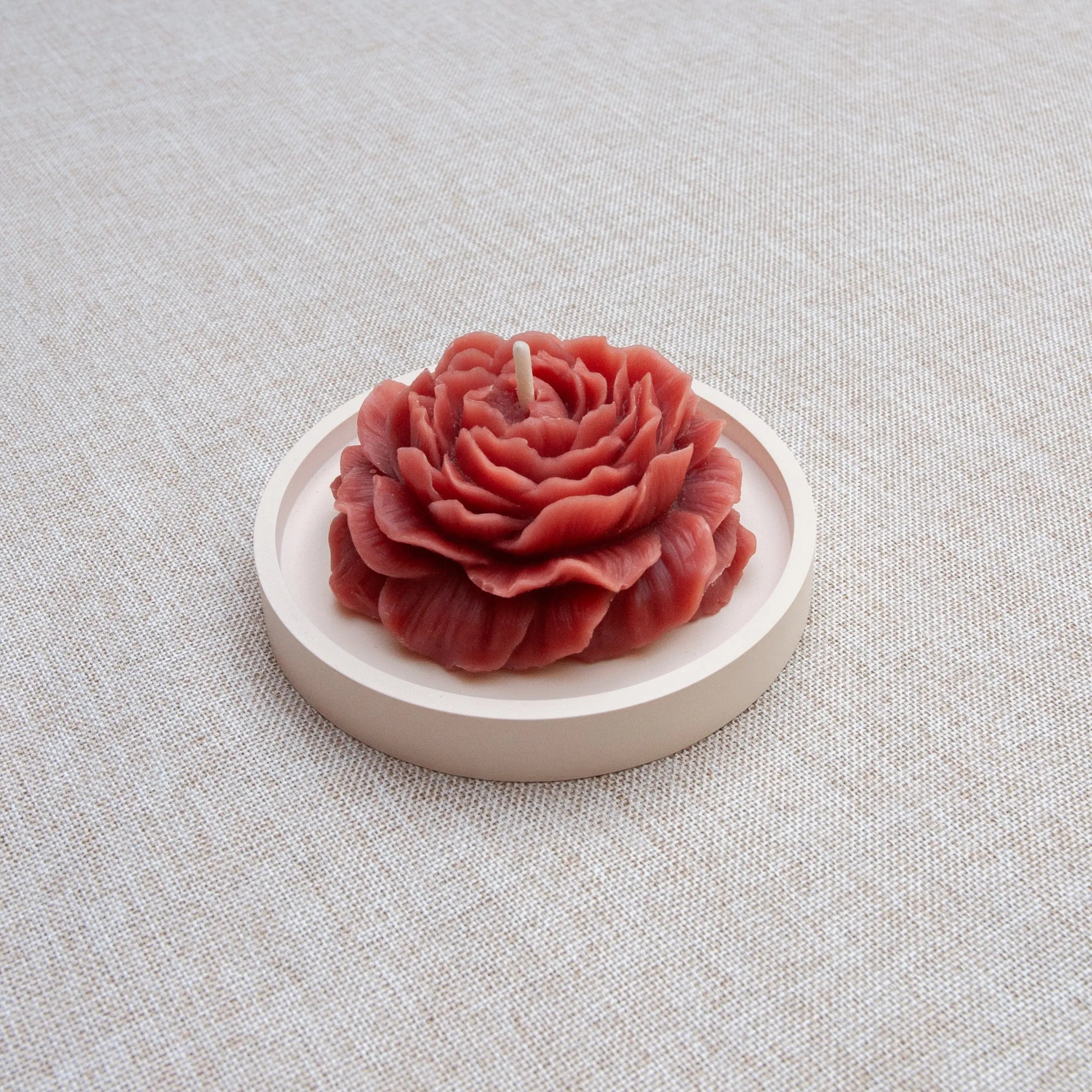 Bougie parfumée naturelle artisanale en cire d'abeille moulée pivoine terracotta, faite à la main au Québec, fragrance pivoine et ylang ylang