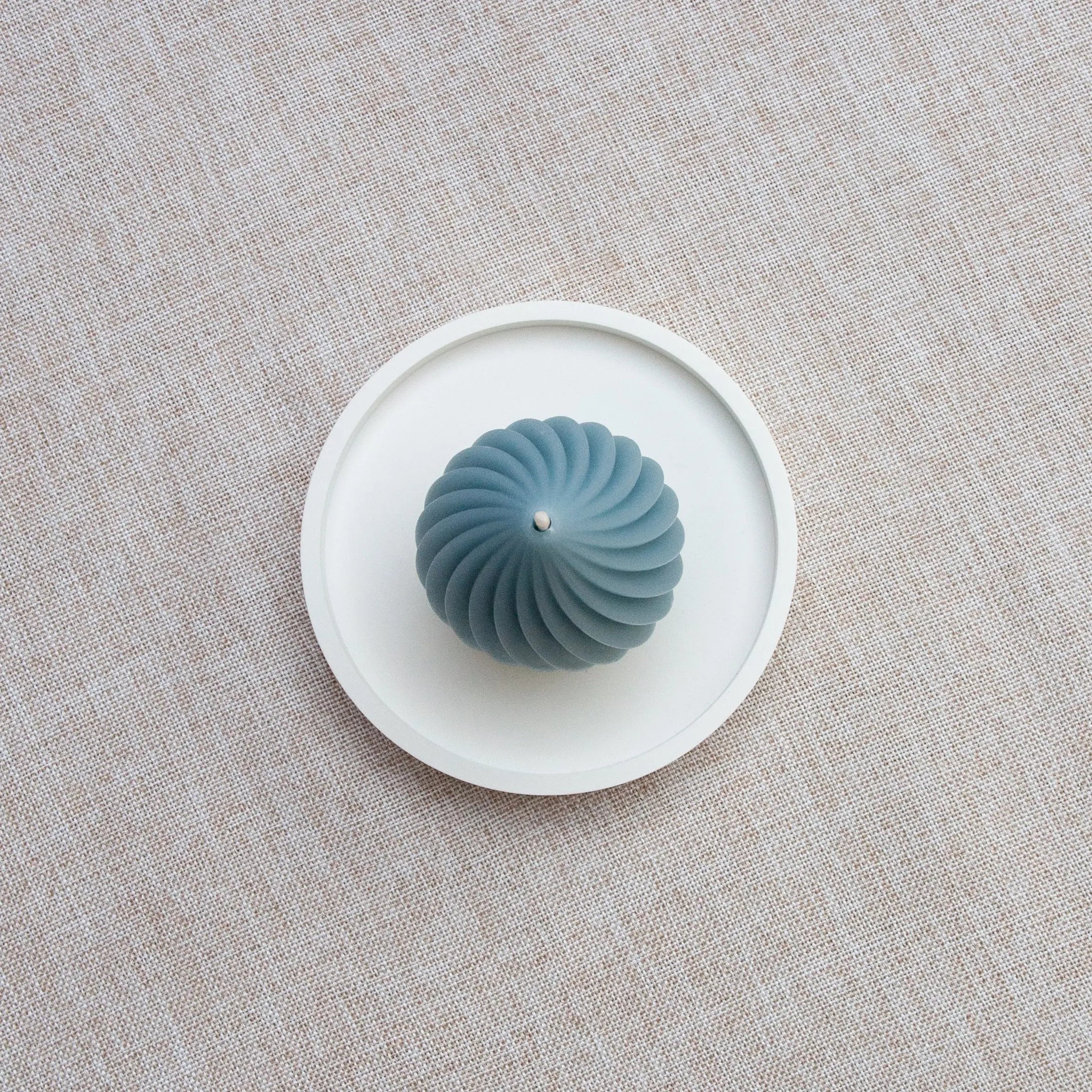 Bougie parfumée naturelle artisanale en cire d'abeille moulée torus bleu acier, faite à la main au Québec, fragrance ambre et gingembre