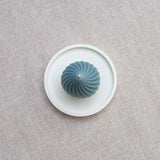 Bougie parfumée naturelle artisanale en cire d'abeille moulée torus bleu acier, faite à la main au Québec, fragrance ambre et gingembre