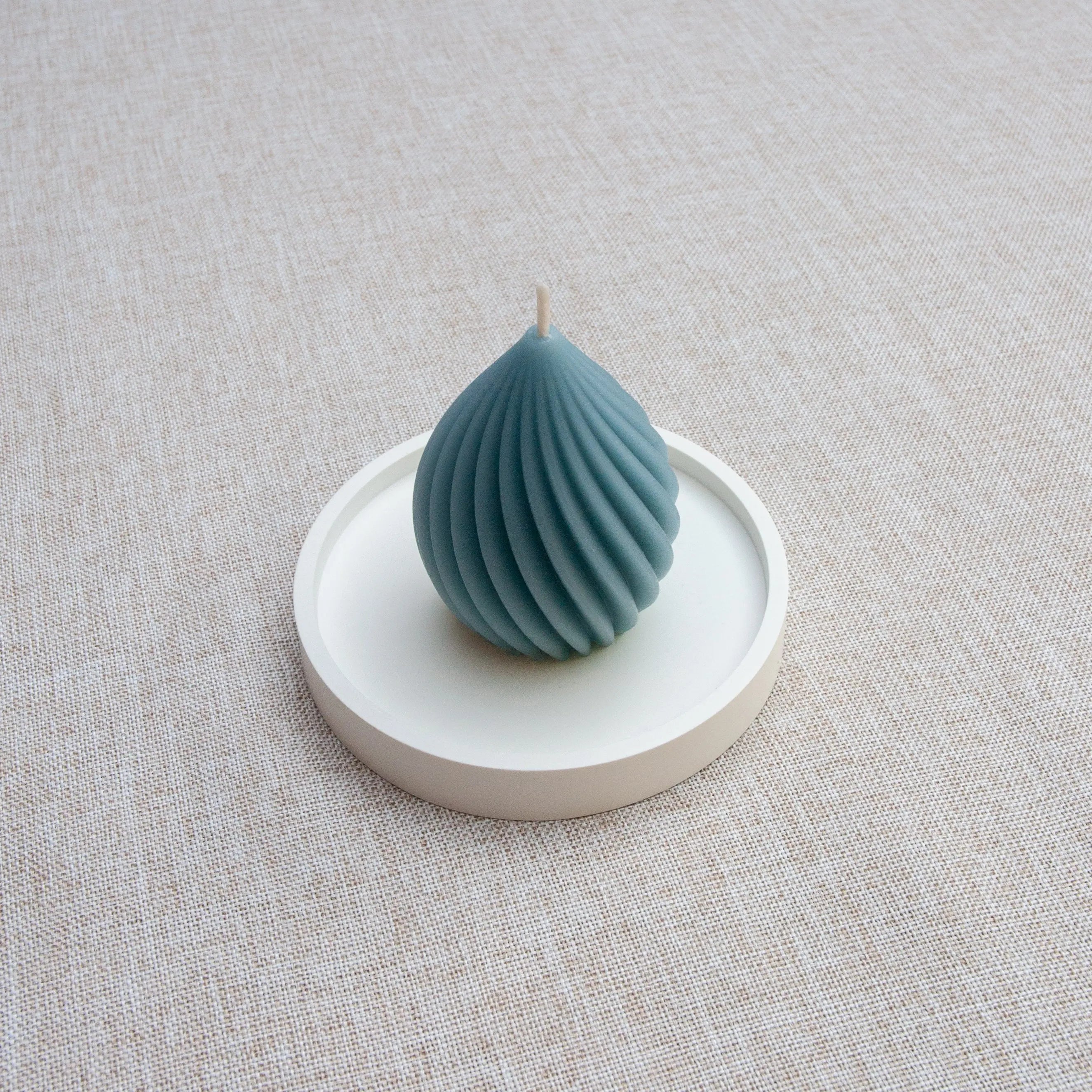 Bougie parfumée naturelle artisanale en cire d'abeille moulée torus bleu acier, faite à la main au Québec, fragrance ambre et gingembre