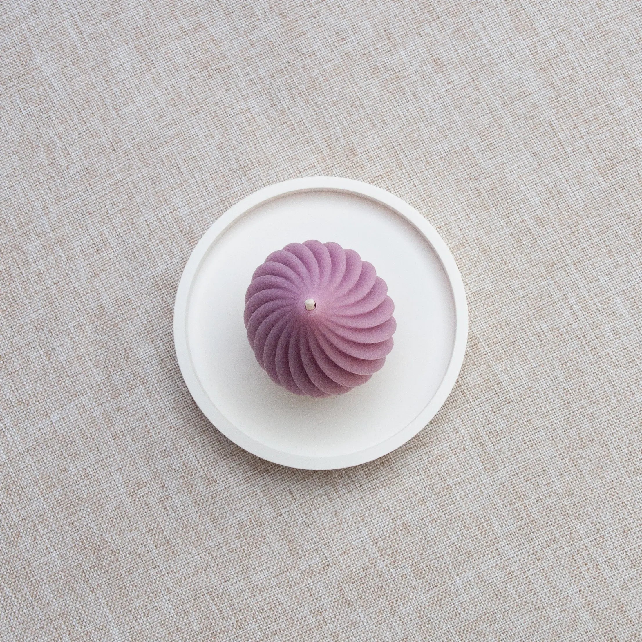Bougie parfumée naturelle artisanale en cire d'abeille moulée torus prune latté, faite à la main au Québec, fragrance ambre et gingembre