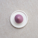 Bougie parfumée naturelle artisanale en cire d'abeille moulée torus prune latté, faite à la main au Québec, fragrance ambre et gingembre