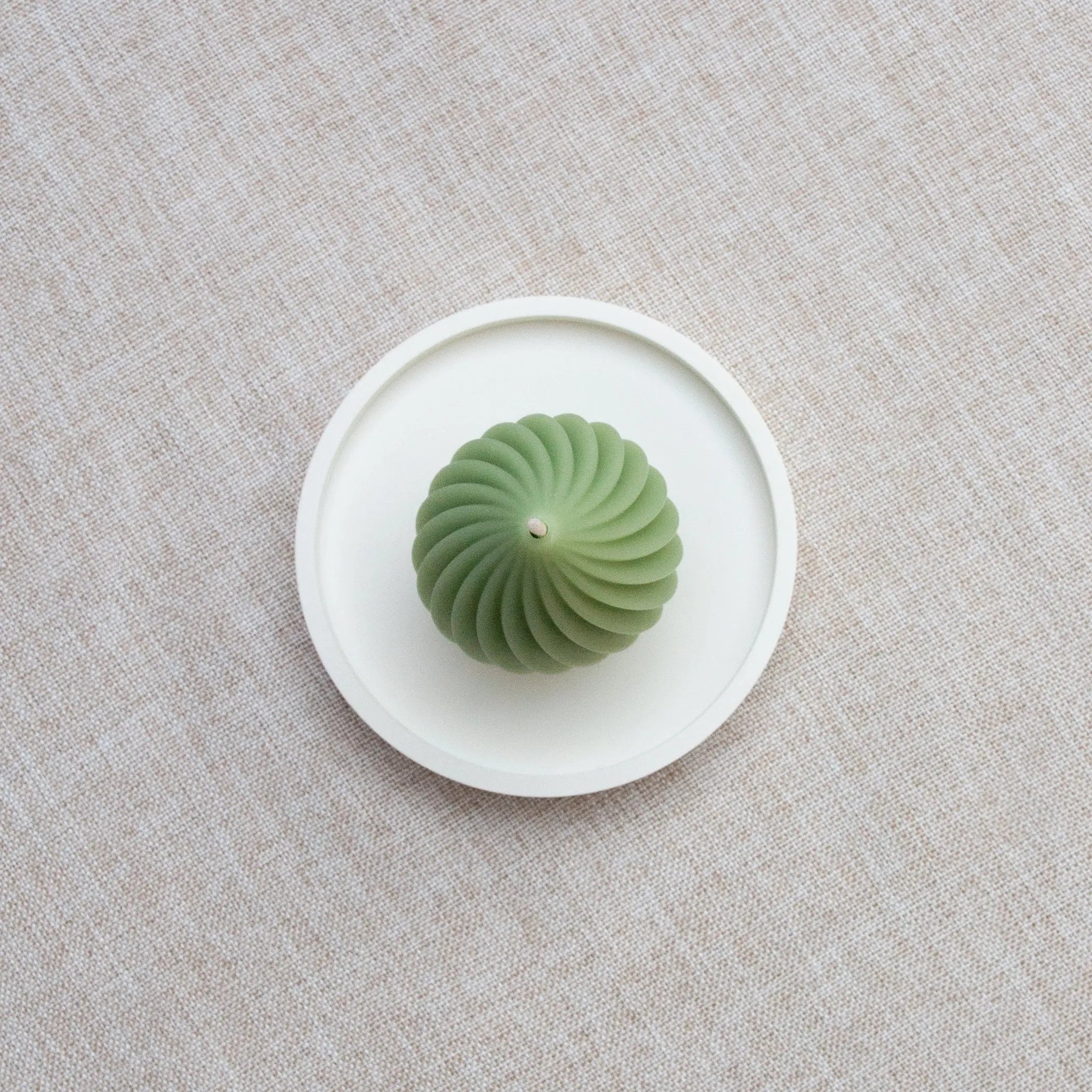 Bougie parfumée naturelle artisanale en cire d'abeille moulée torus vert artichaut, faite à la main au Québec, fragrance ambre et gingembre