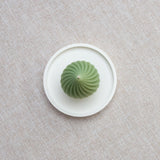 Bougie parfumée naturelle artisanale en cire d'abeille moulée torus vert artichaut, faite à la main au Québec, fragrance ambre et gingembre