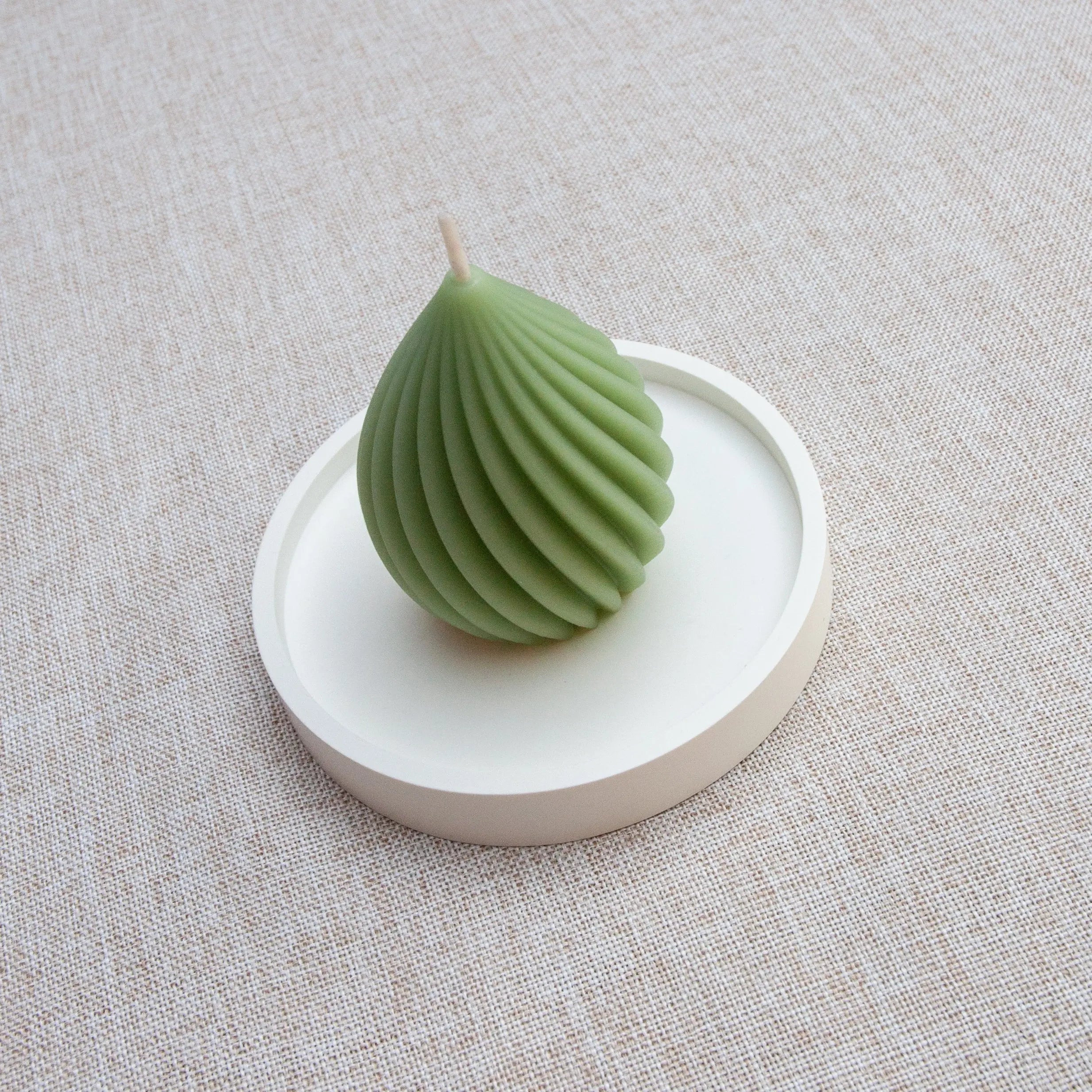 Bougie parfumée naturelle artisanale en cire d'abeille moulée torus vert artichaut, faite à la main au Québec, fragrance ambre et gingembre