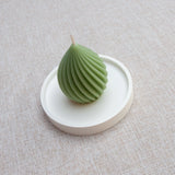 Bougie parfumée naturelle artisanale en cire d'abeille moulée torus vert artichaut, faite à la main au Québec, fragrance ambre et gingembre