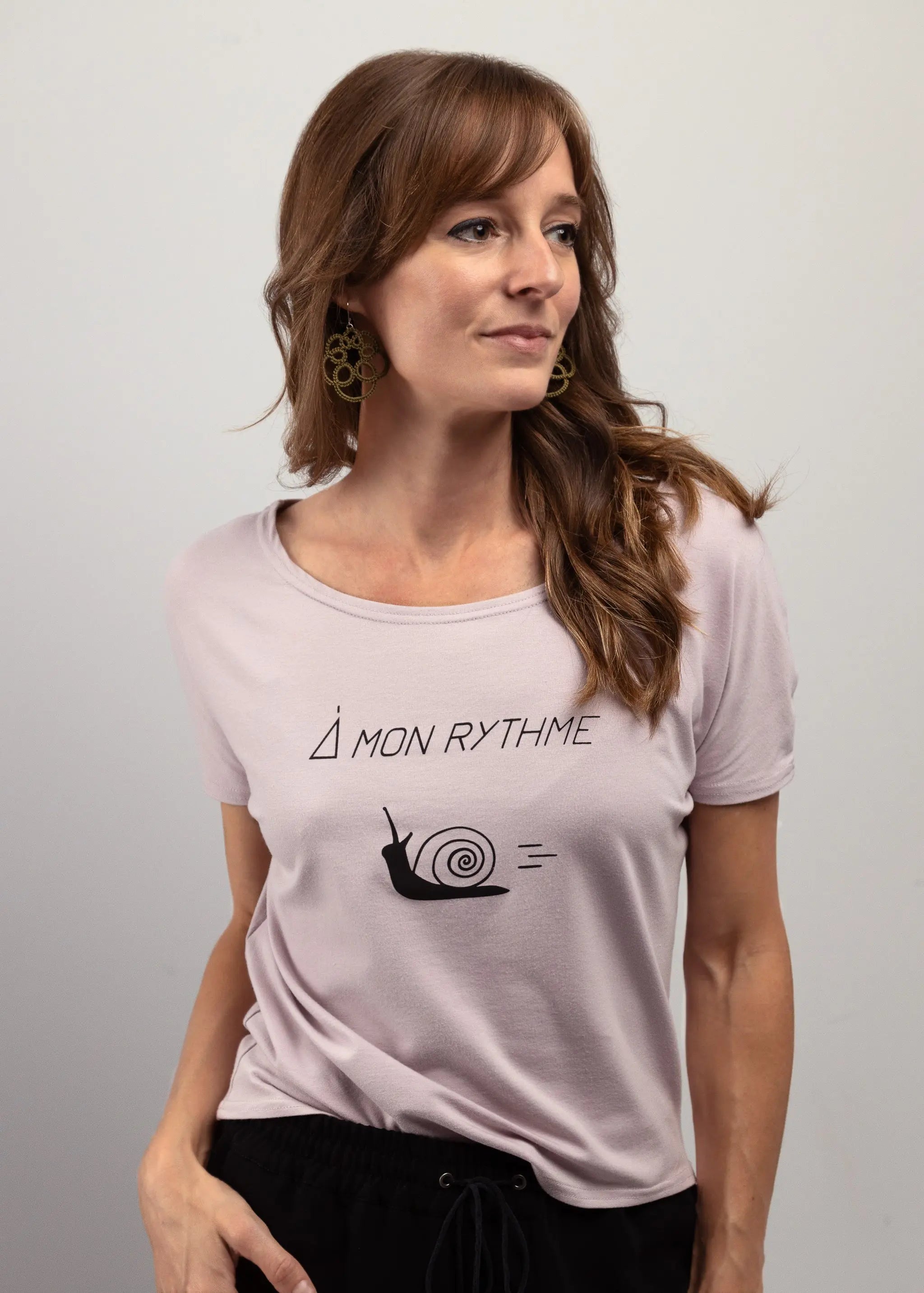 Chandail en bambou pour femme, éco-responsable fait au Québec, vêtement de yoga, détente: Symbole spirituel escargot et mantra
