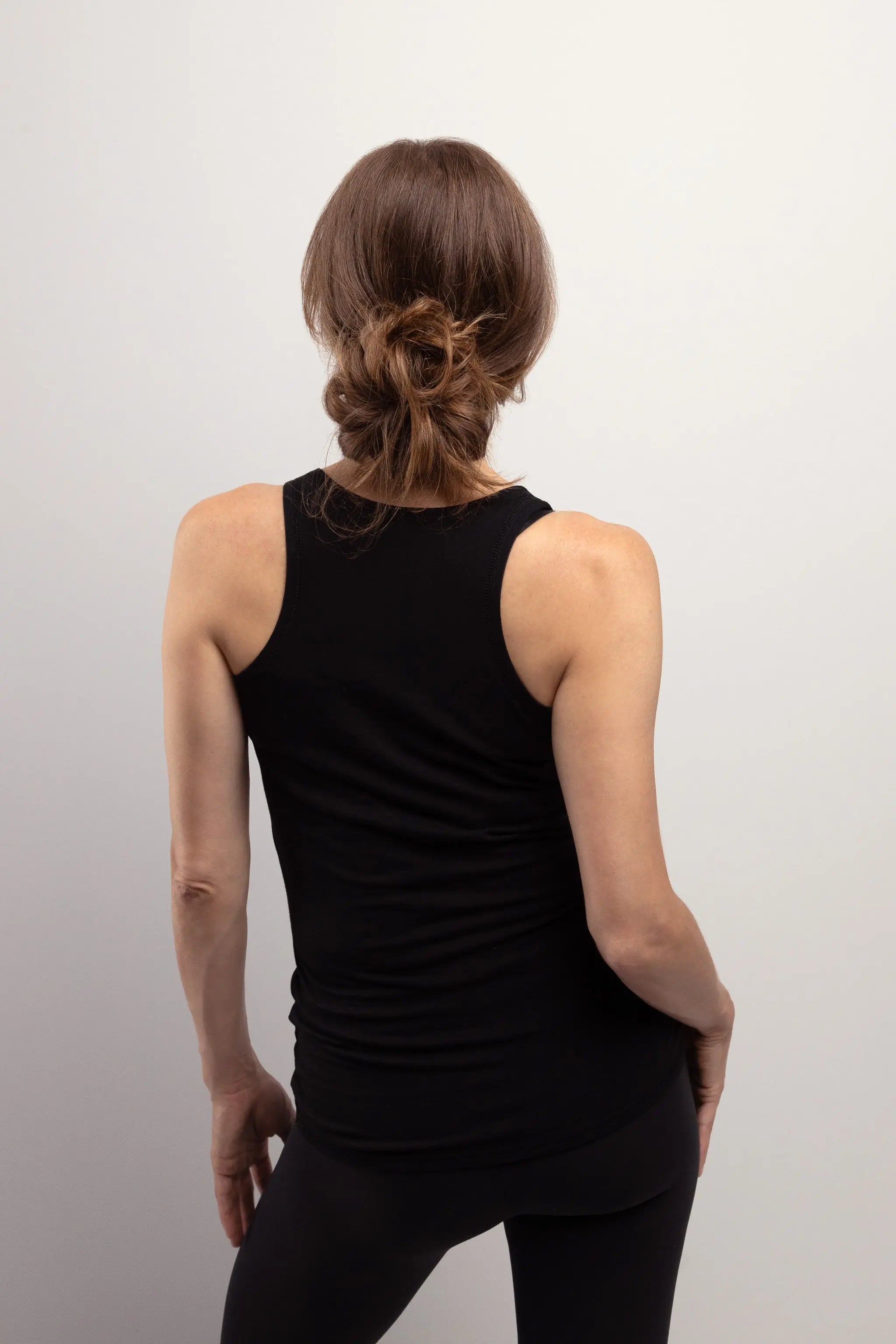 Camisole de yoga confortable en bambou, éco responsable fait au Québec, vêtement pour femme de détente et sport
