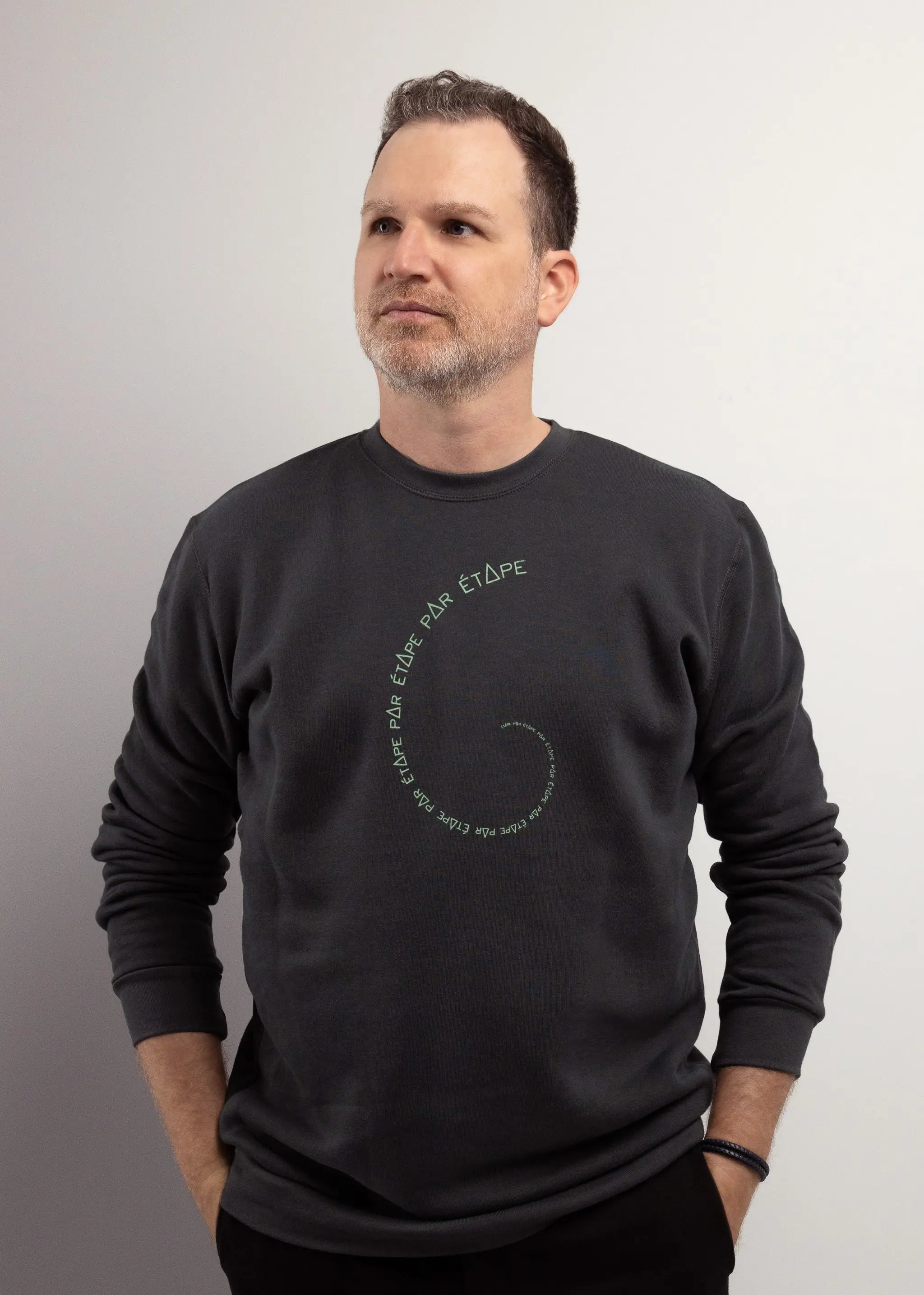 Crewneck éco-responsable pour homme, fait au Québec, vêtement de yoga, détente et méditation: Mantra spirale d'or géométrie sacrée