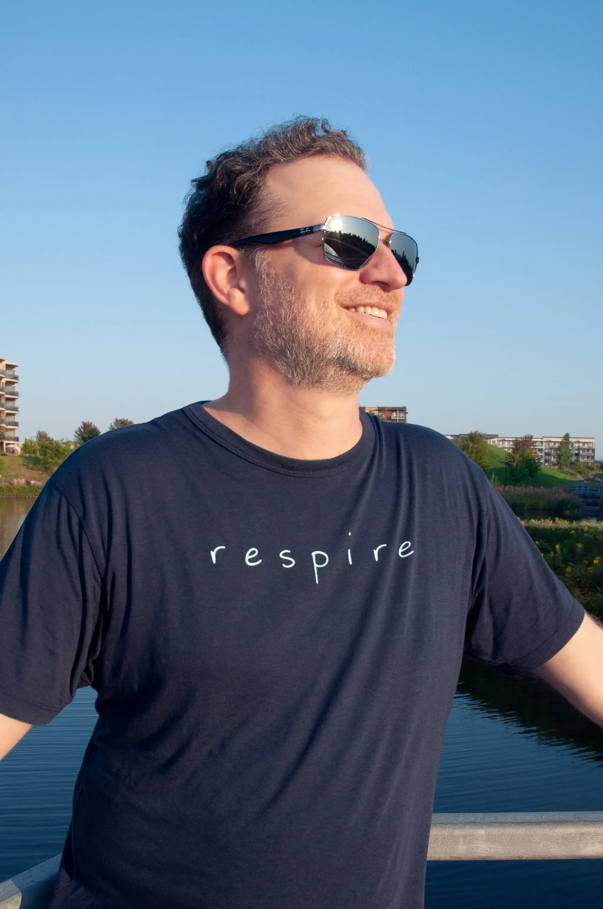 T-shirt de détente pour homme en bambou, fait au Canada: Mantra Respire, vêtement éco-responsable de yoga et méditation