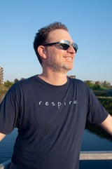 T-shirt de détente pour homme en bambou, fait au Canada: Mantra Respire, vêtement éco-responsable de yoga et méditation