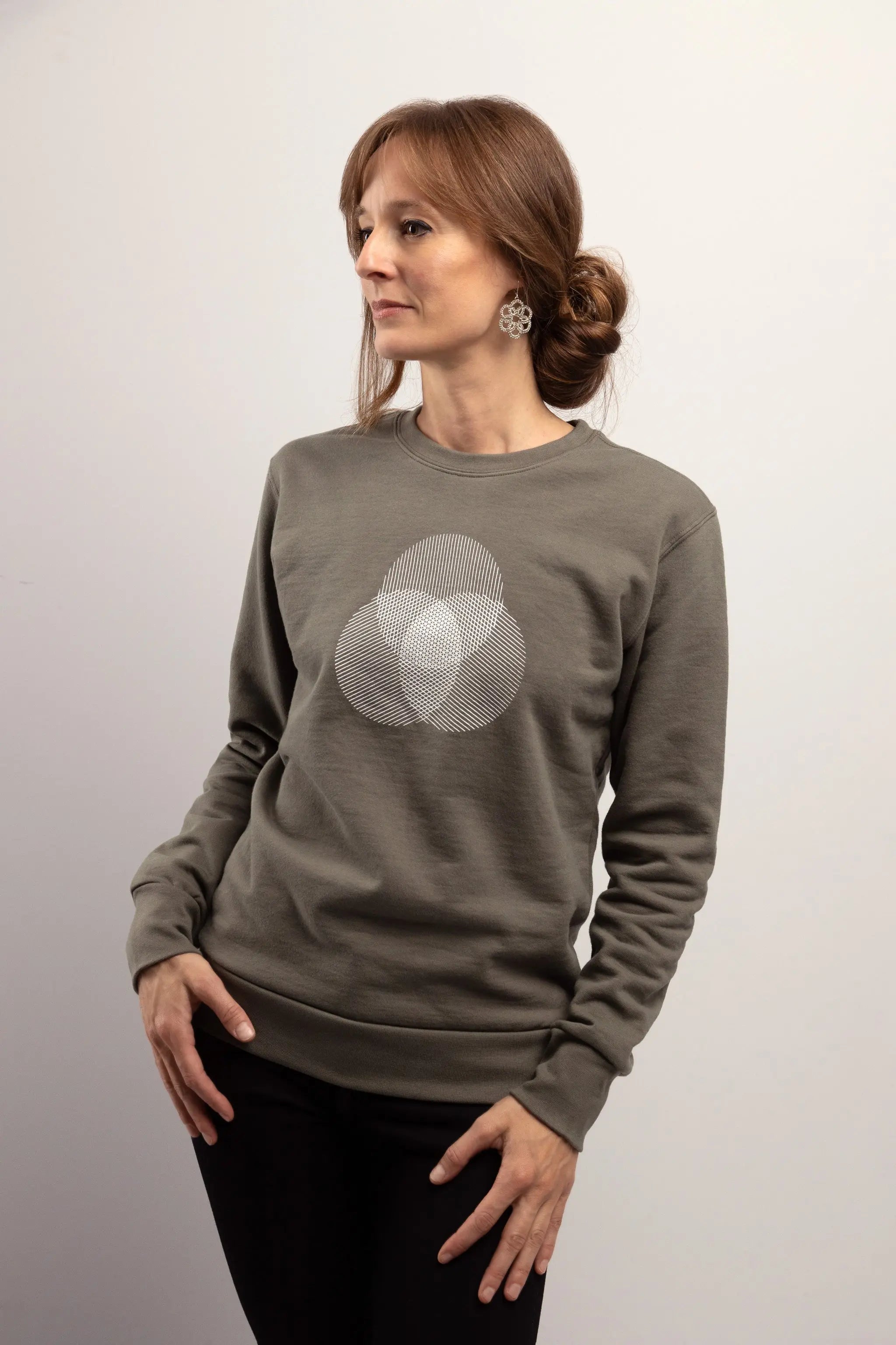 Crewneck pour femme coton bio fait au Canada, symbole de géométrie sacré, vêtement éco responsable de détente