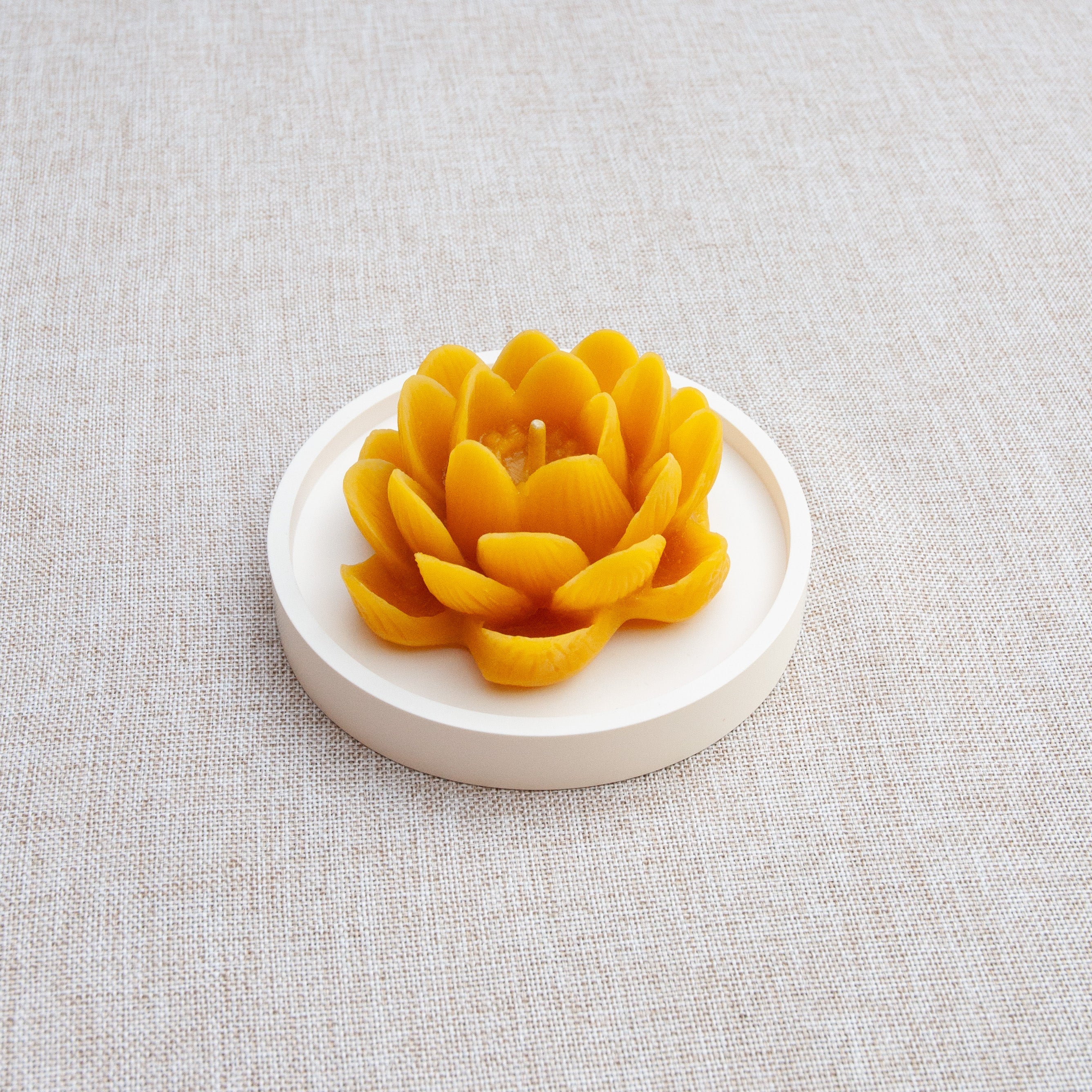 LOTUS – Bougie en cire d’abeille jaune naturelle du Québec Maison Kunda