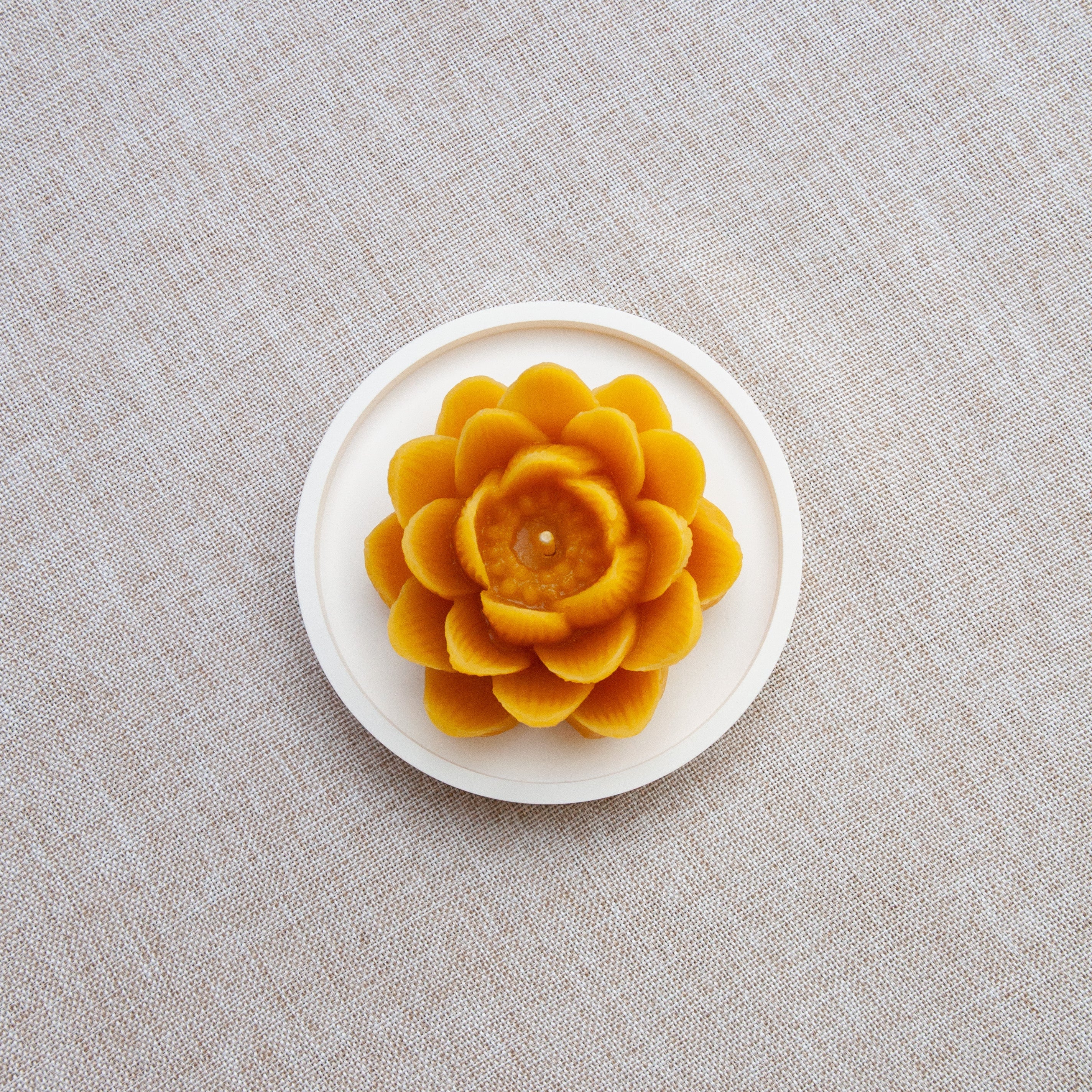 LOTUS – Bougie en cire d’abeille jaune naturelle du Québec Maison Kunda