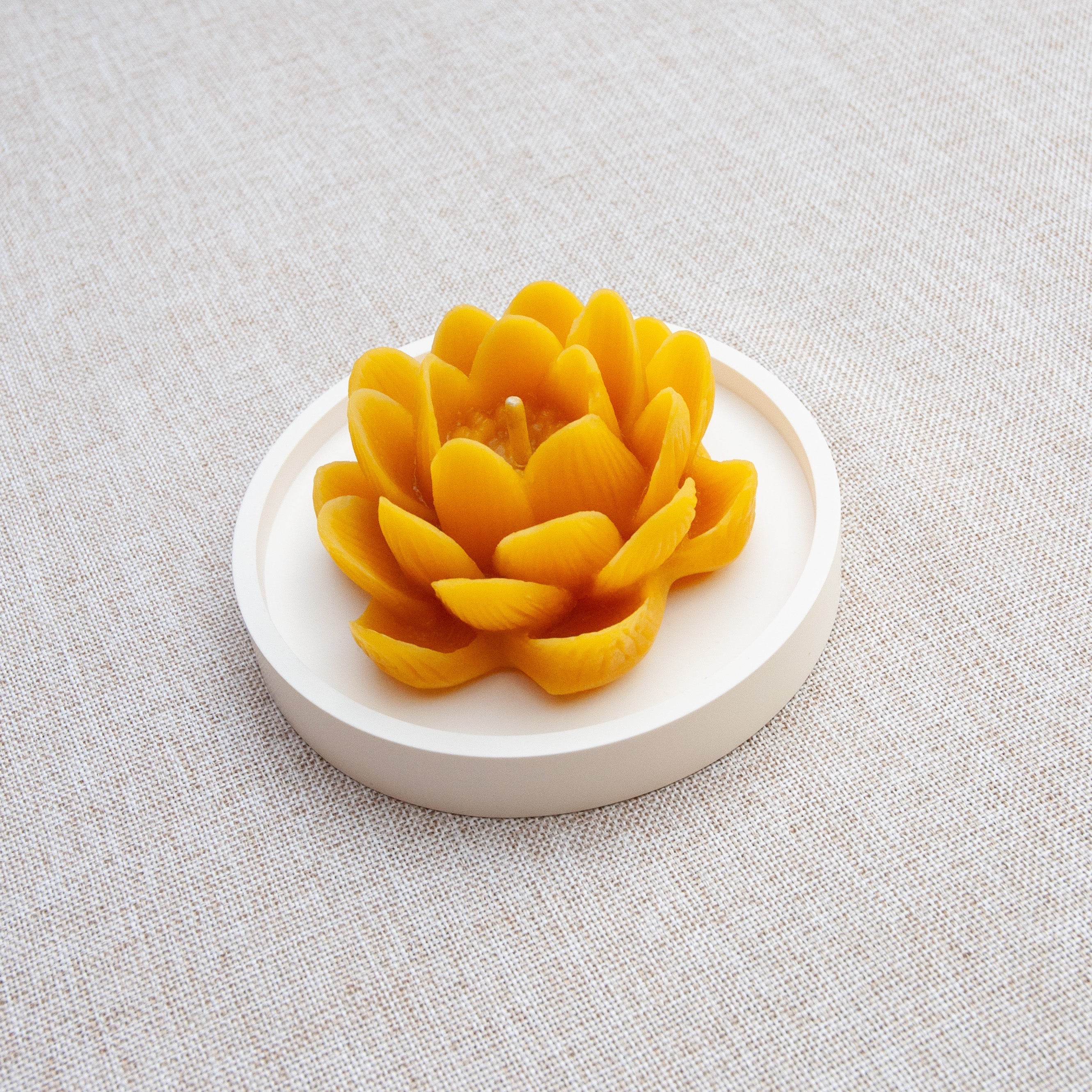 LOTUS – Bougie en cire d’abeille jaune naturelle du Québec Maison Kunda