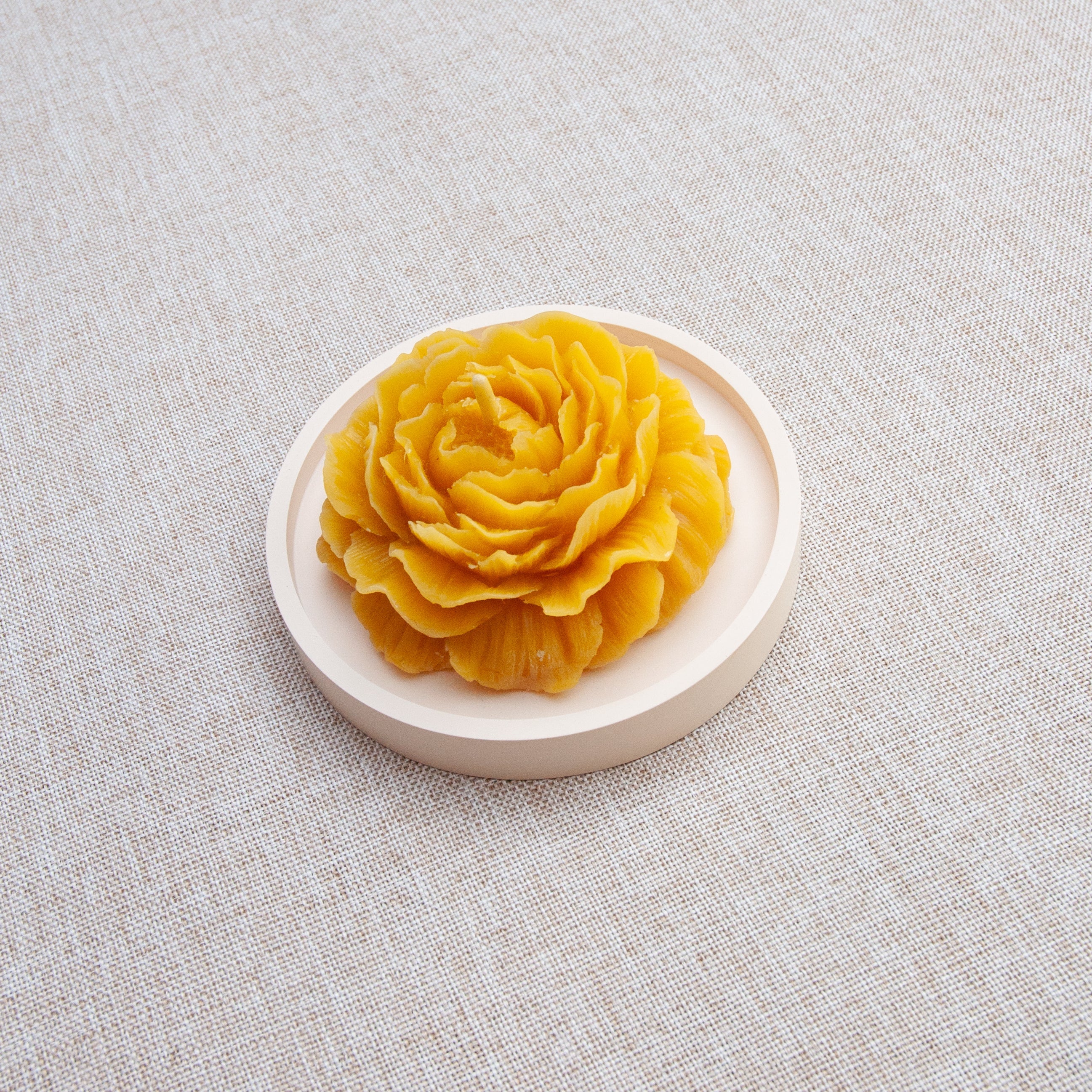 PIVOINE – Bougie en cire d’abeille jaune naturelle du Québec Maison Kunda
