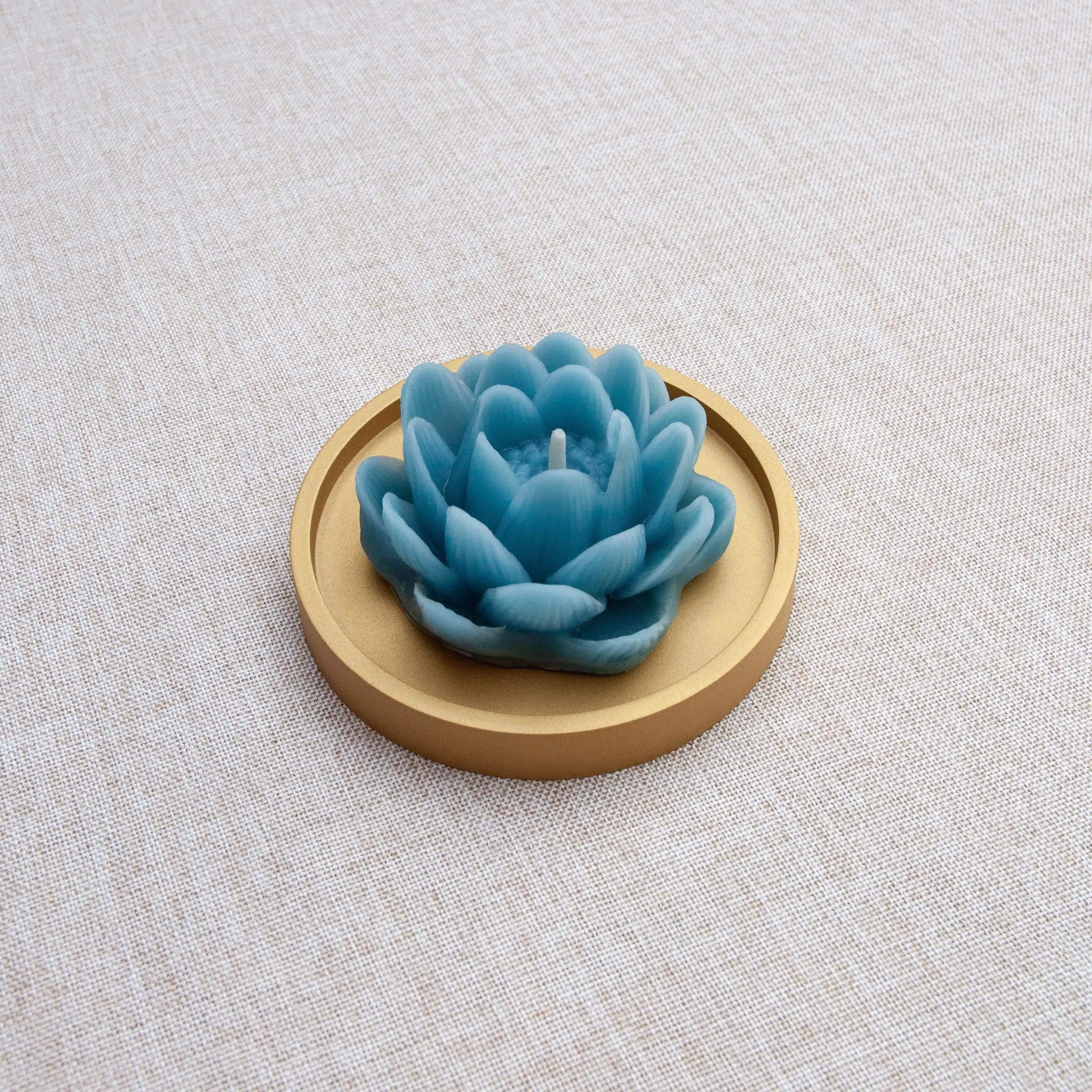 LOTUS – Bougie parfumée en cire d’abeille blanche colorée naturellement Maison Kunda