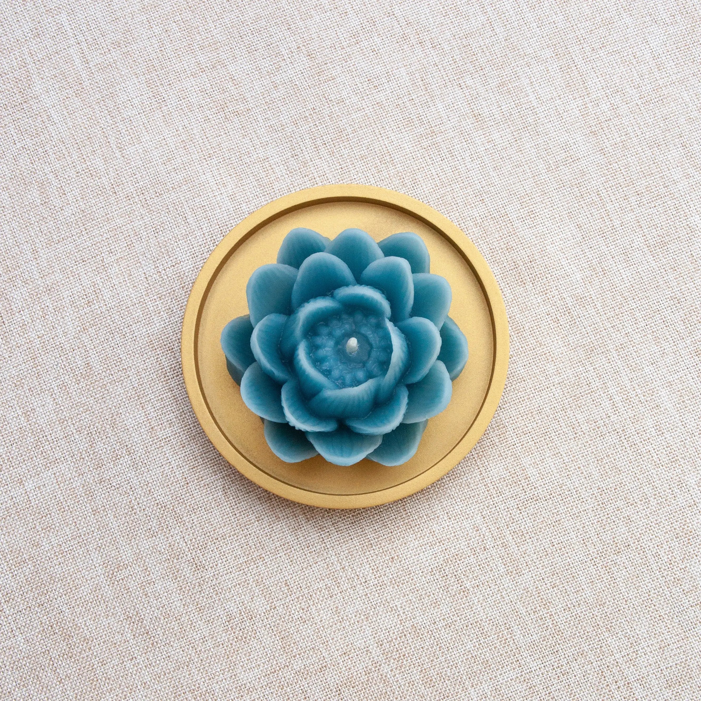 LOTUS – Bougie parfumée en cire d’abeille blanche colorée naturellement Maison Kunda