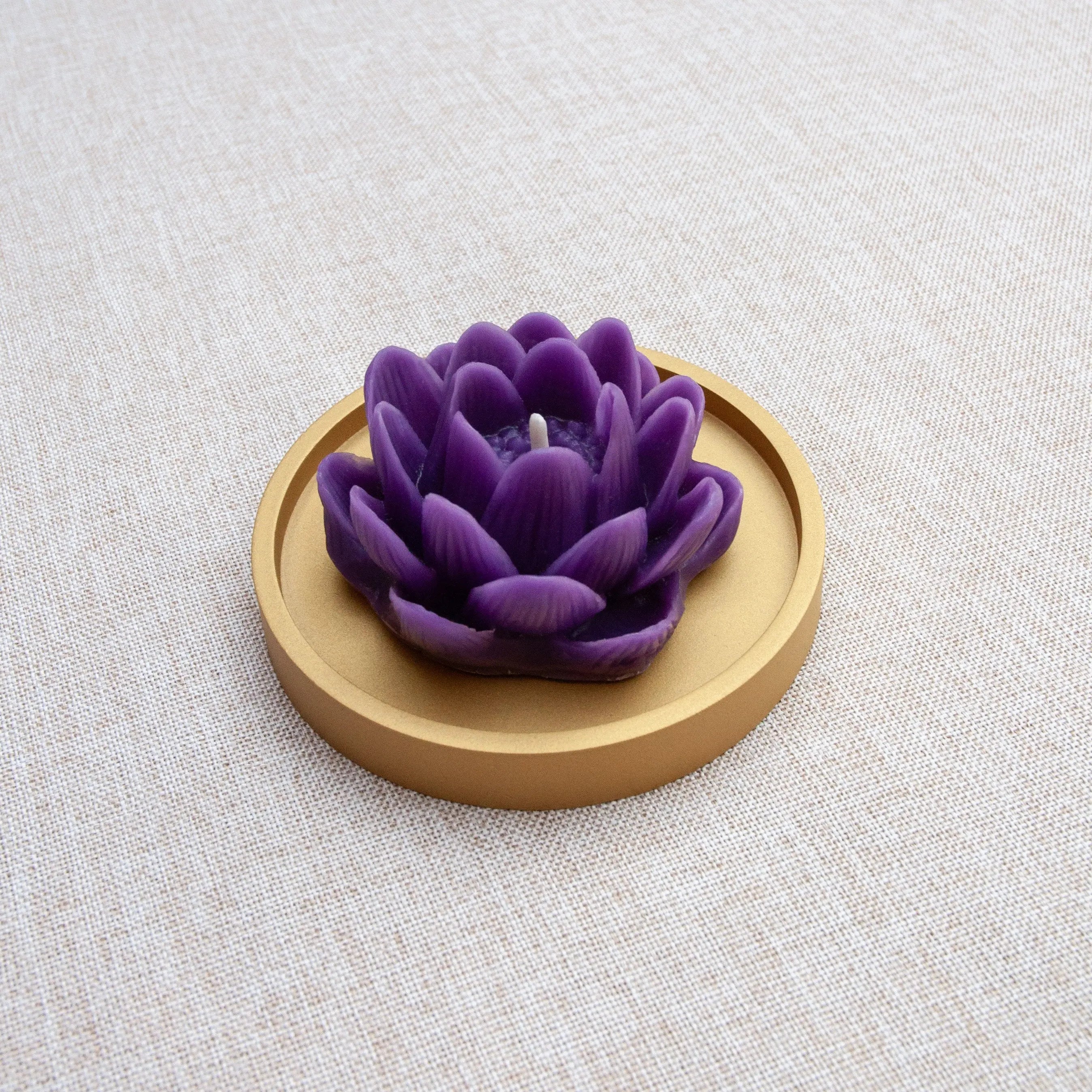 LOTUS – Bougie parfumée en cire d’abeille blanche colorée naturellement Maison Kunda
