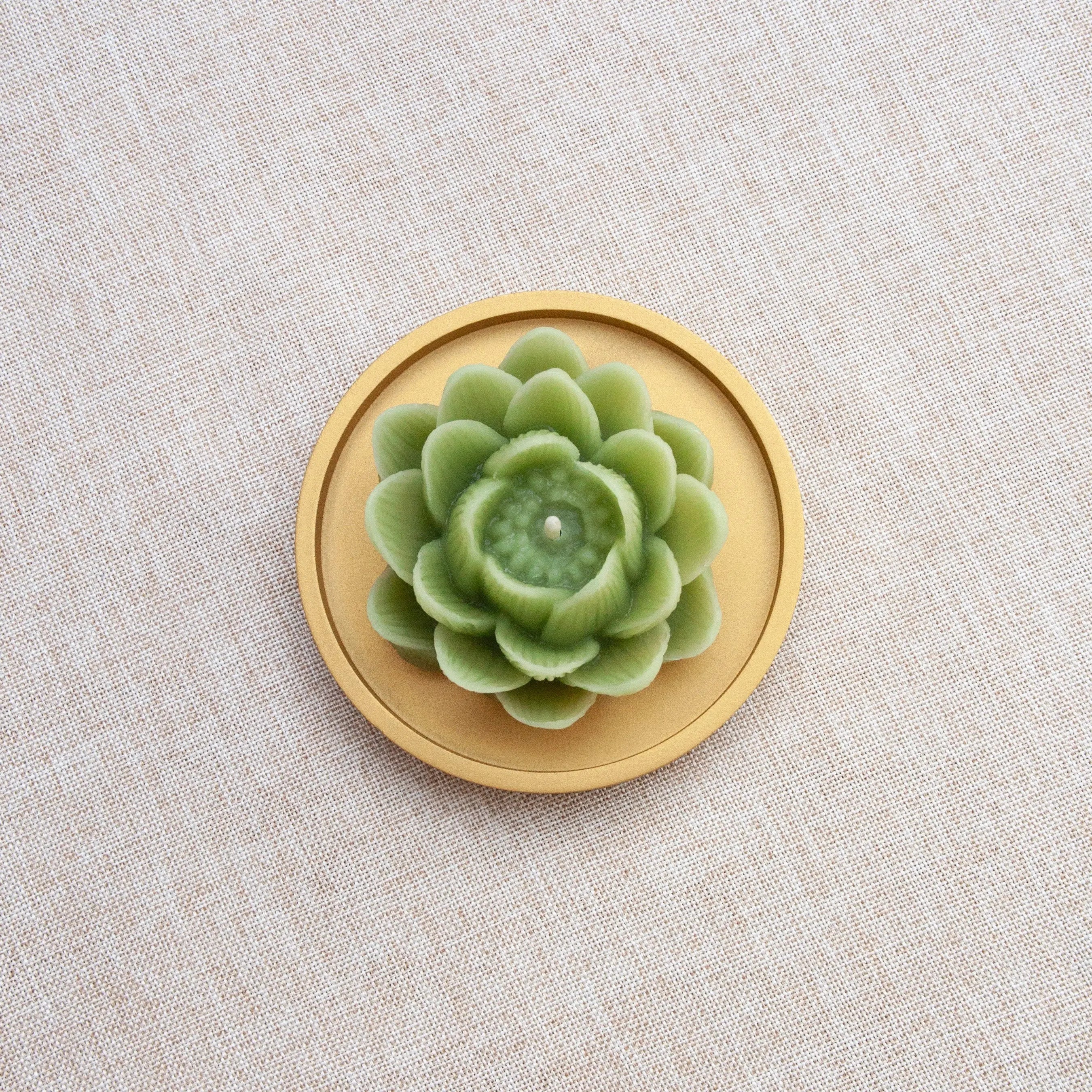 LOTUS – Bougie parfumée en cire d’abeille blanche colorée naturellement Maison Kunda