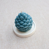 POMME DE PIN – Bougie parfumée en cire d’abeille blanche colorée naturellement Maison Kunda