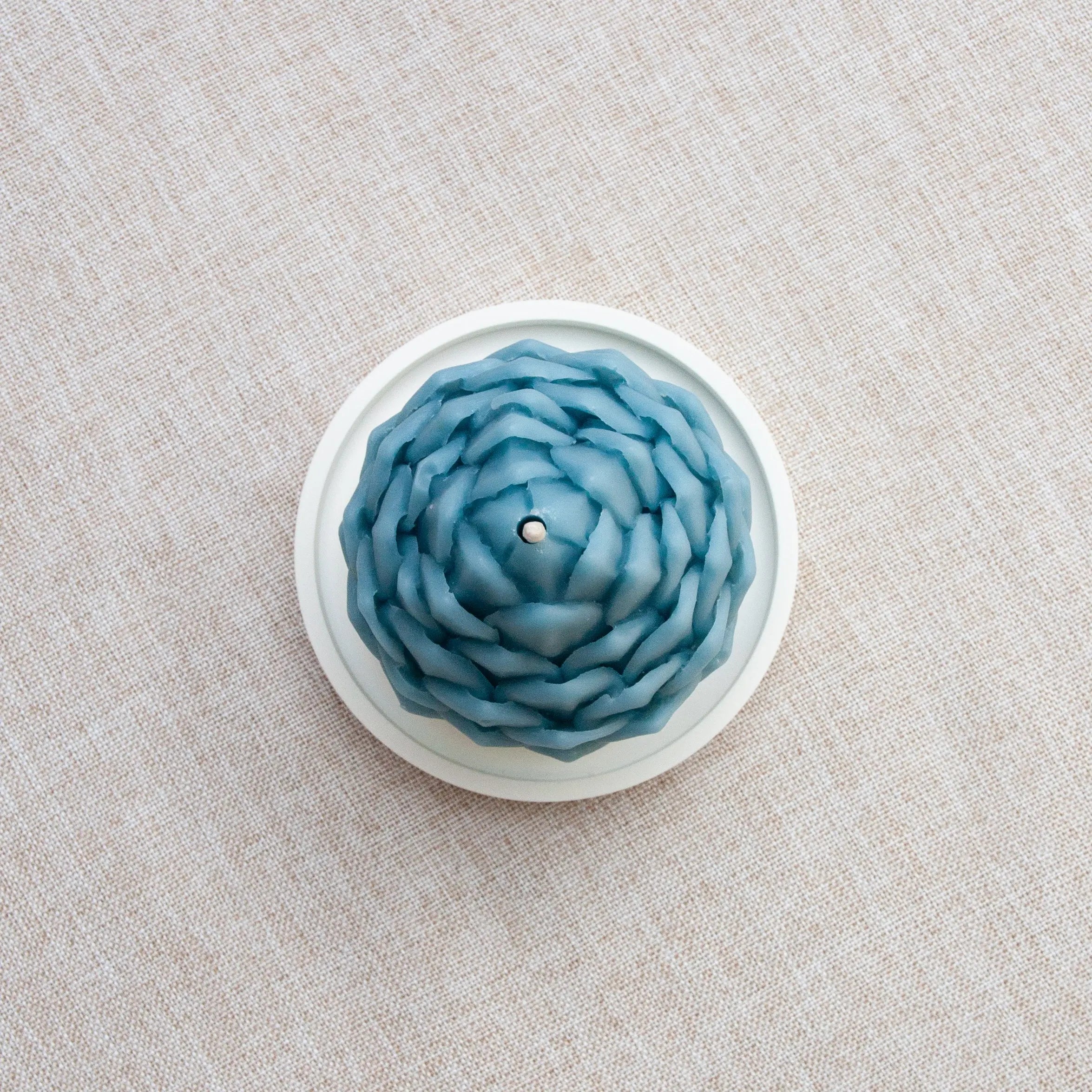 POMME DE PIN – Bougie parfumée en cire d’abeille blanche colorée naturellement Maison Kunda