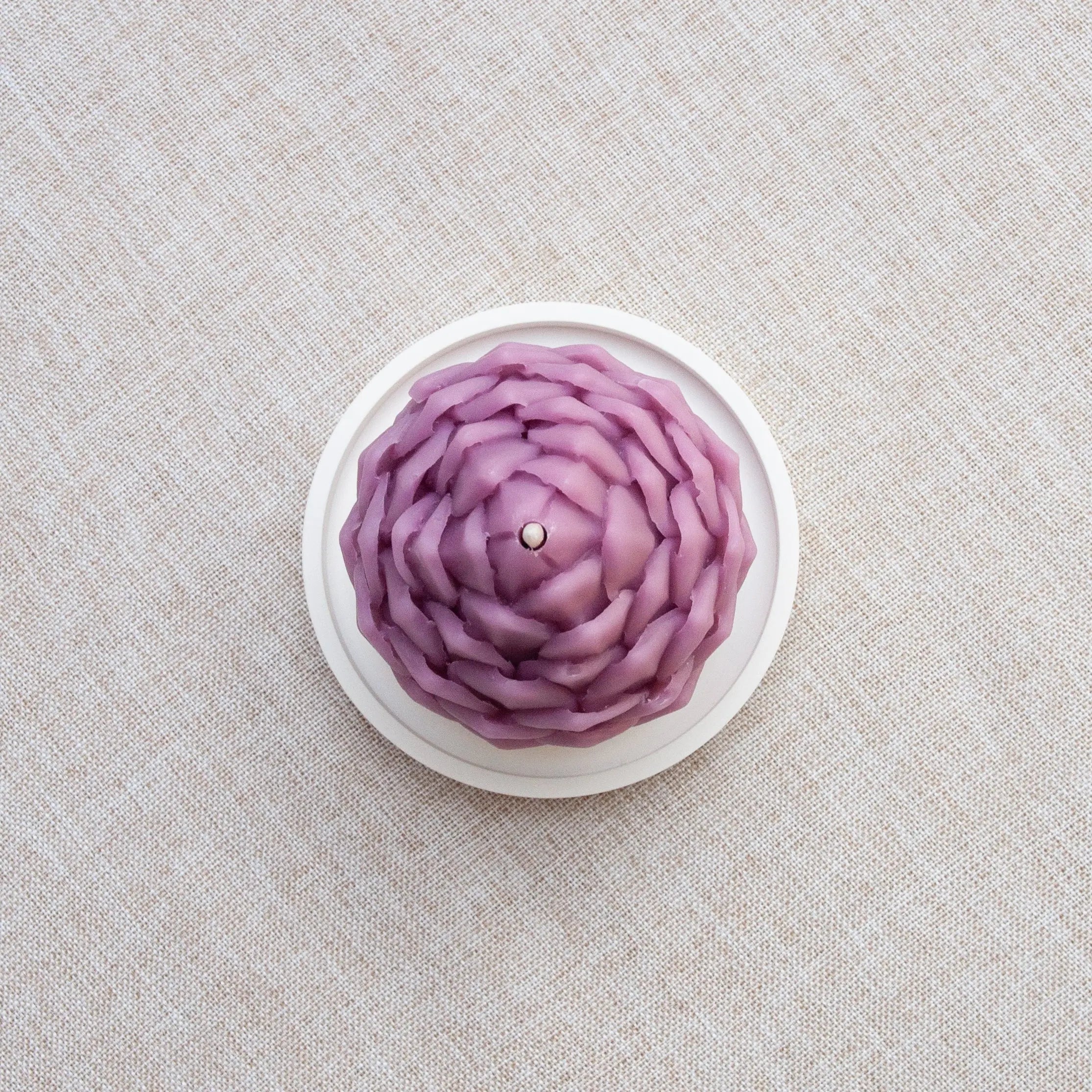 POMME DE PIN – Bougie parfumée en cire d’abeille blanche colorée naturellement Maison Kunda