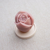 GRANDE ROSE – Bougie parfumée en cire d’abeille blanche colorée naturellement Maison Kunda