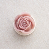 GRANDE ROSE – Bougie parfumée en cire d’abeille blanche colorée naturellement Maison Kunda