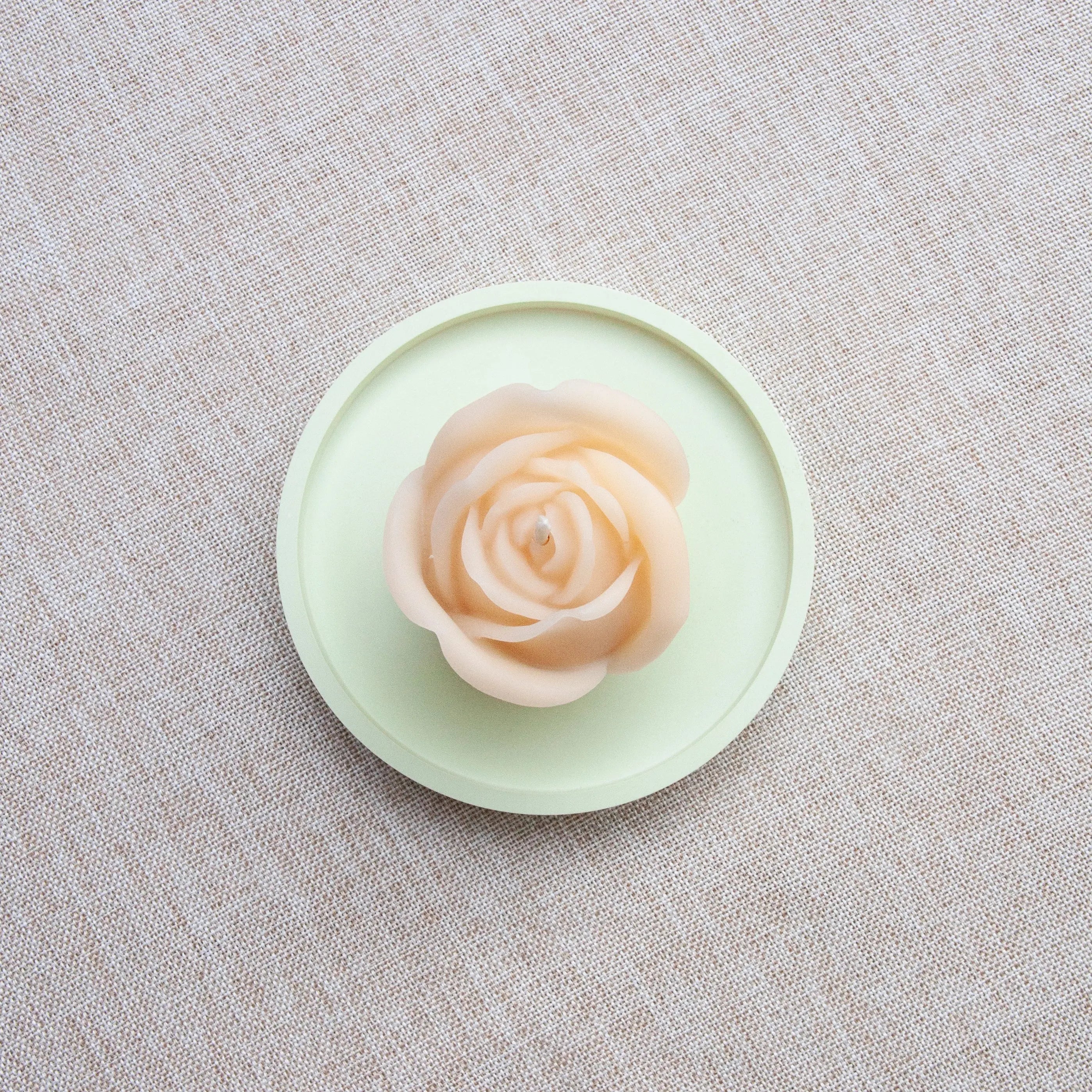 PETITE ROSE – Bougie parfumée en cire d’abeille blanche colorée naturellement Maison Kunda