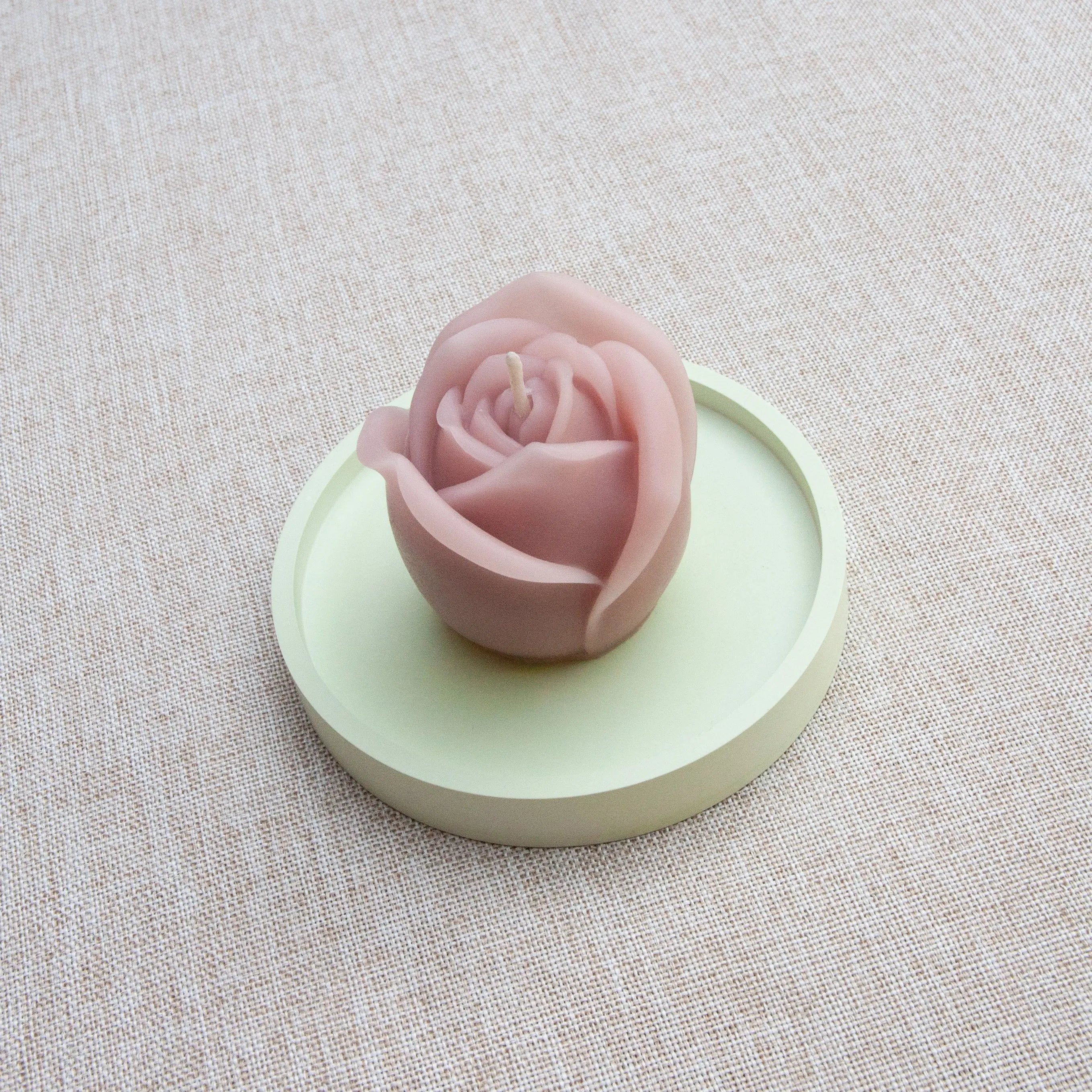 PETITE ROSE – Bougie parfumée en cire d’abeille blanche colorée naturellement Maison Kunda