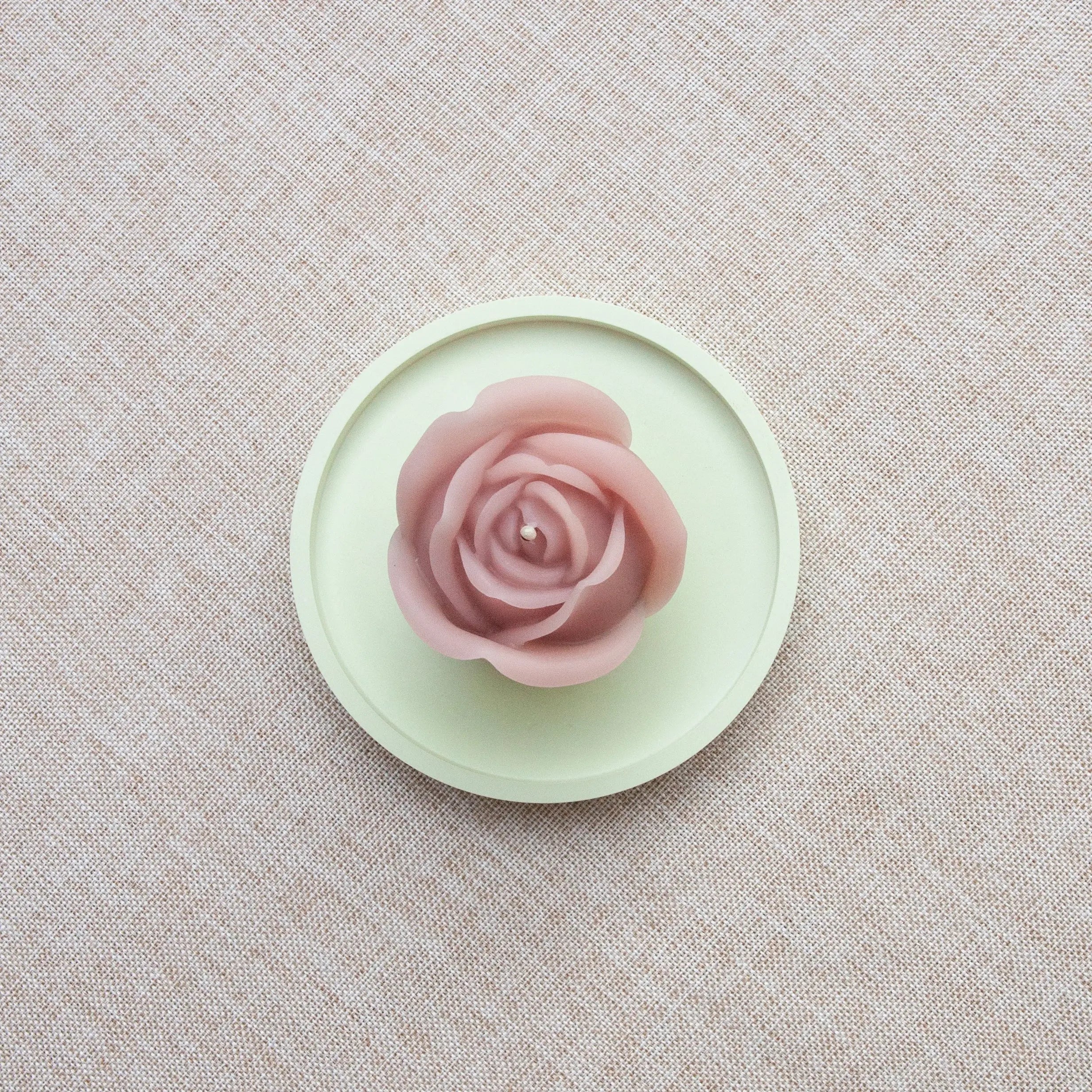 PETITE ROSE – Bougie parfumée en cire d’abeille blanche colorée naturellement Maison Kunda