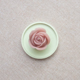 PETITE ROSE – Bougie parfumée en cire d’abeille blanche colorée naturellement Maison Kunda
