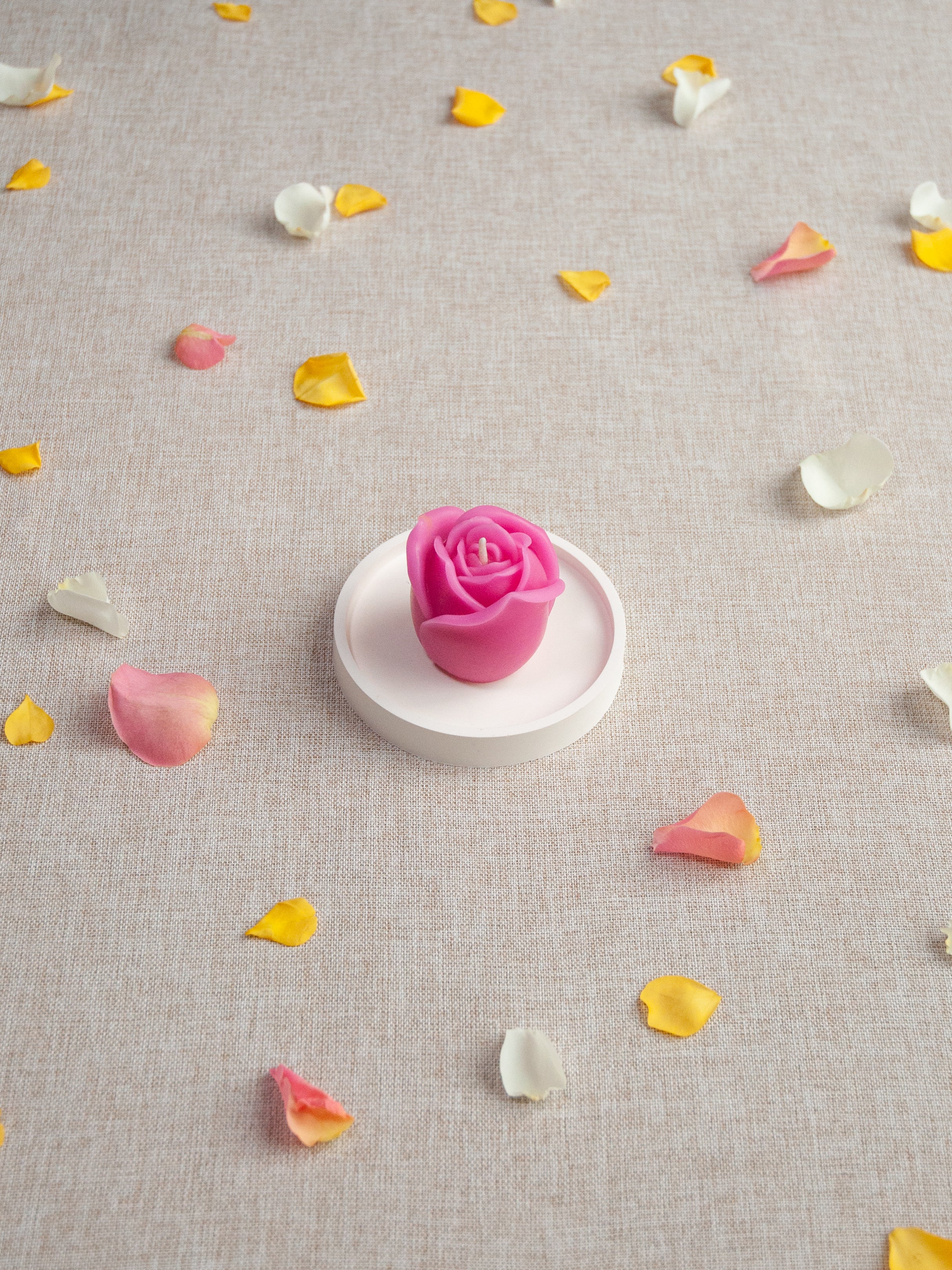 PETITE ROSE Bougie naturelle en cire d'abeille moulée