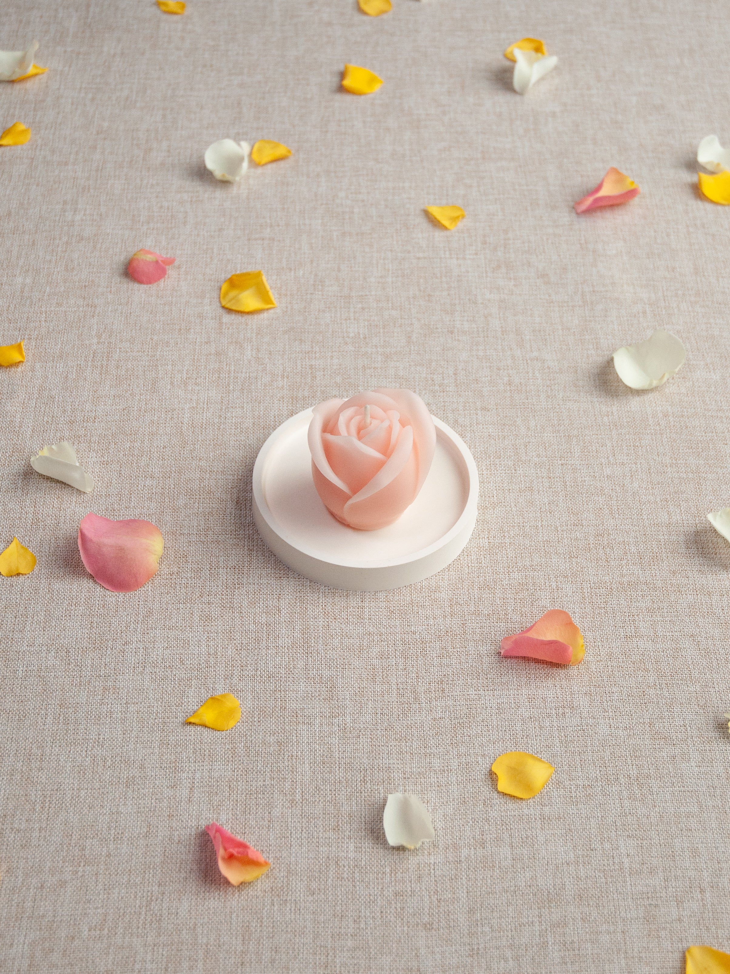 PETITE ROSE Bougie naturelle en cire d'abeille moulée