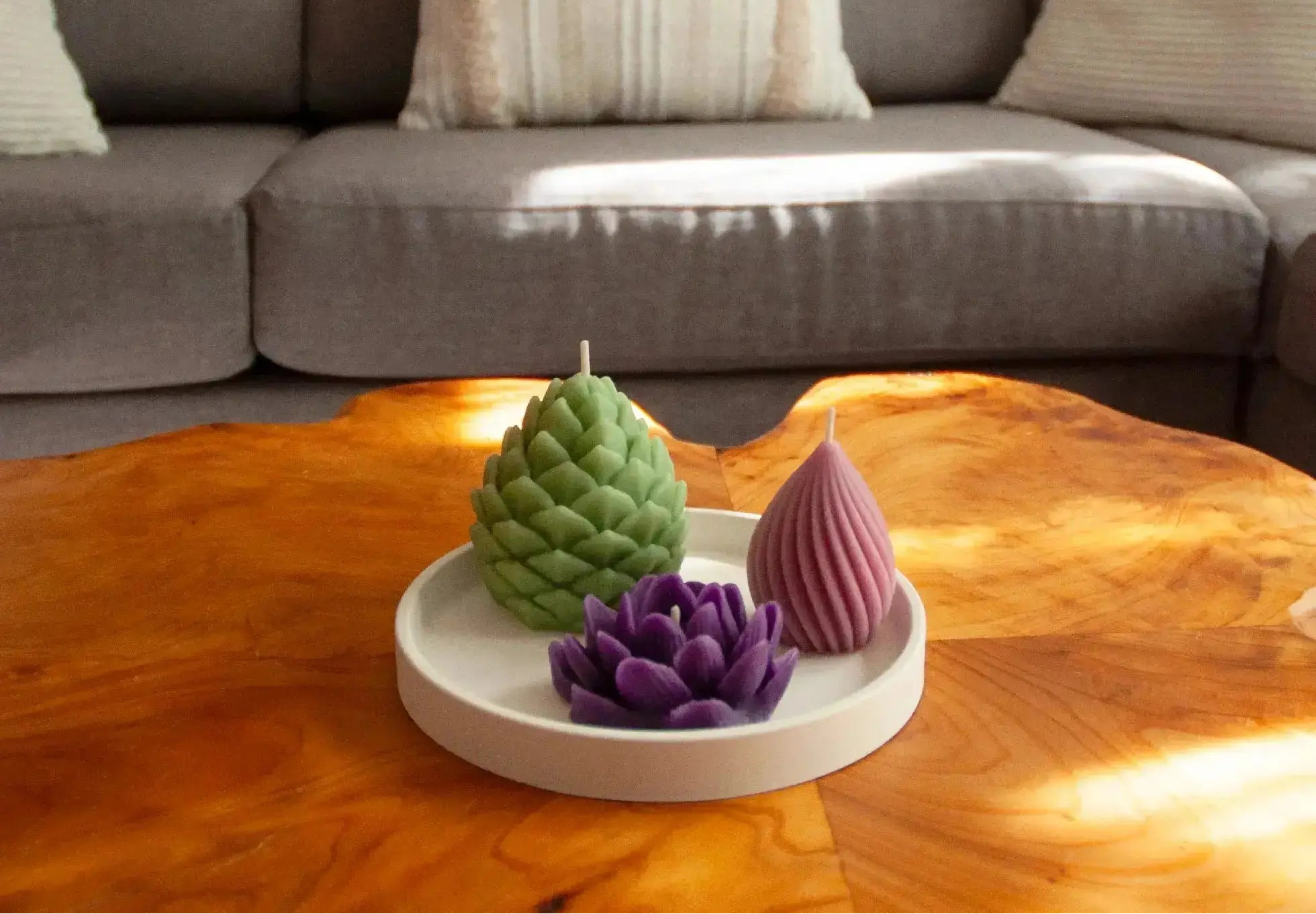 POMME DE PIN – Bougie parfumée en cire d’abeille blanche colorée naturellement Maison Kunda