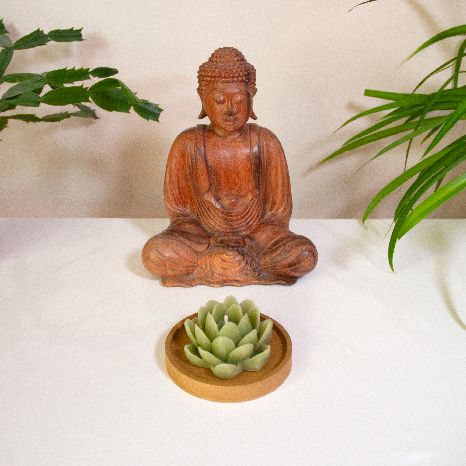 LOTUS – Bougie parfumée en cire d’abeille blanche colorée naturellement