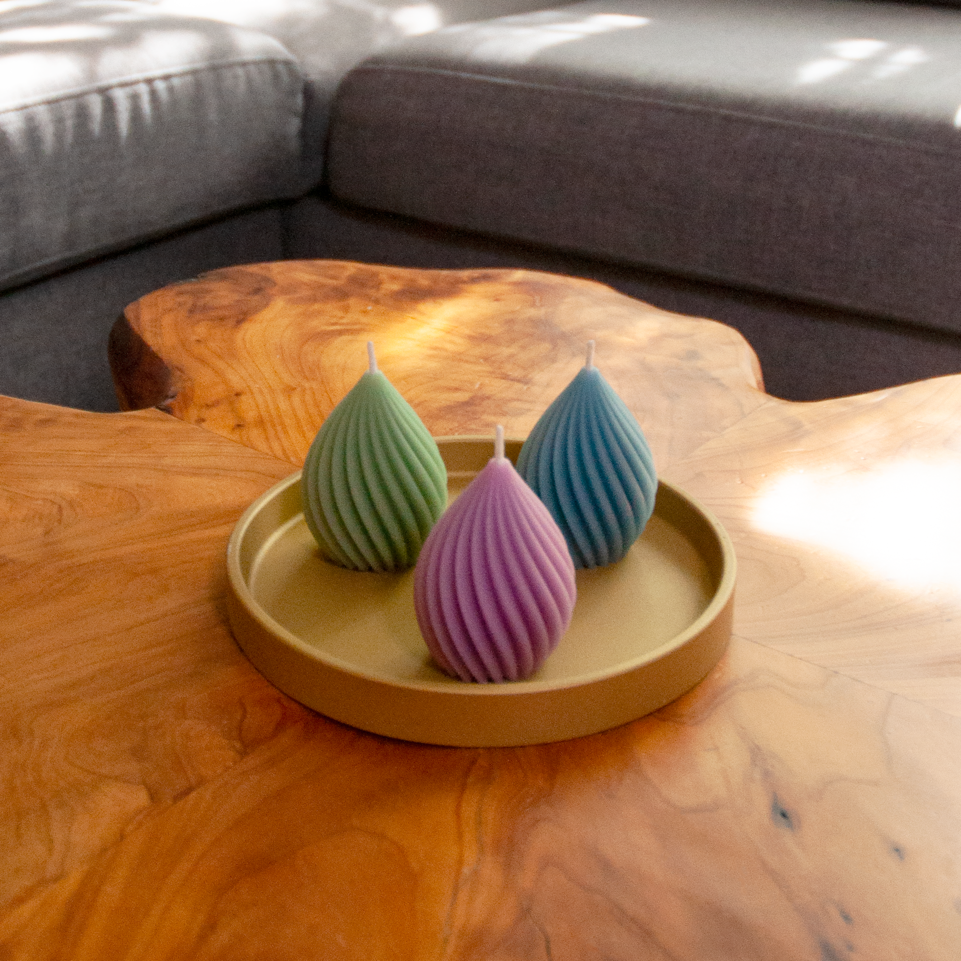 Trio TEMPLE – Ensemble de bougies en cire d’abeille colorée sur plateau décoratif or Maison Kunda