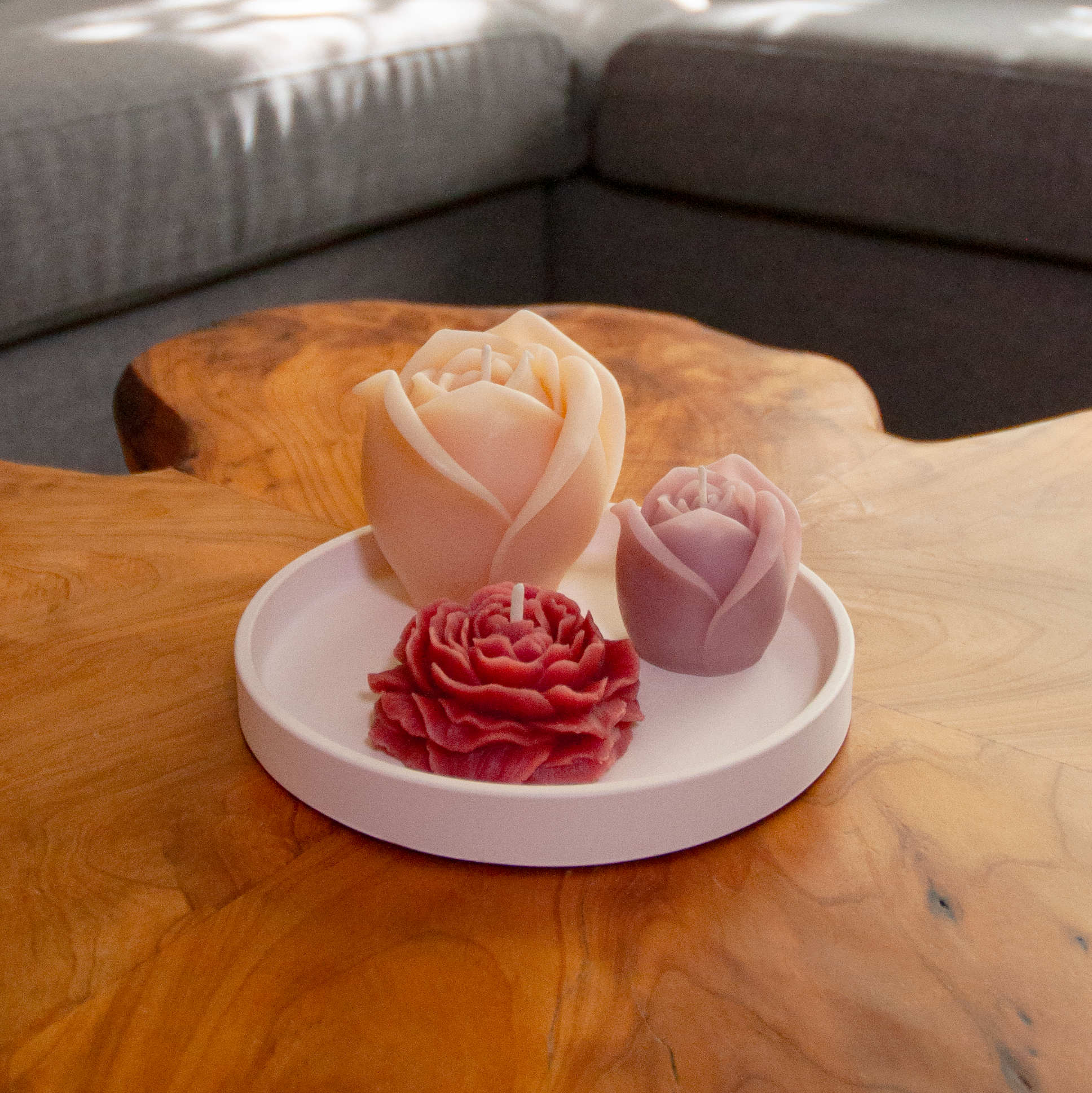 TRIO ROMANTIQUE – Ensemble de bougies en cire d’abeille colorée sur plateau décoratif champagne