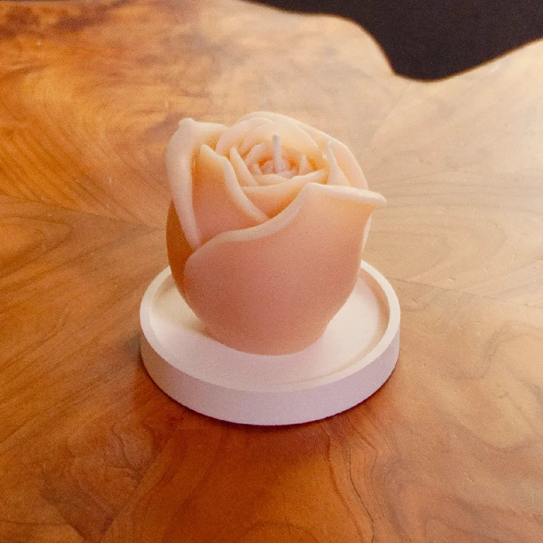 GRANDE ROSE – Bougie parfumée en cire d’abeille blanche colorée naturellement Maison Kunda