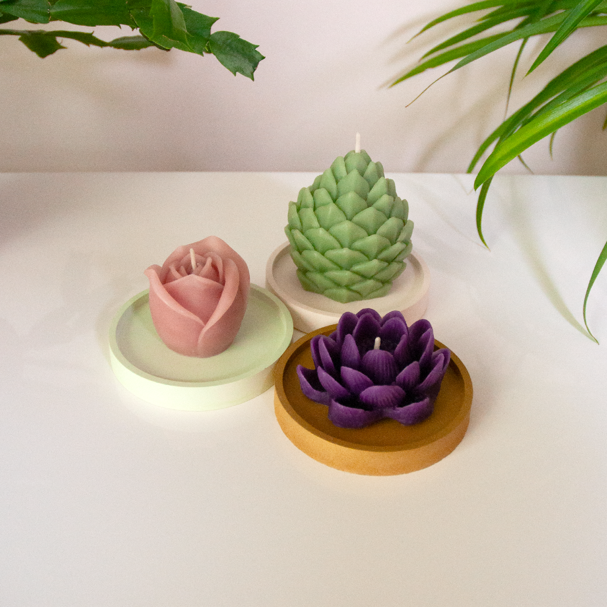 LOTUS – Bougie parfumée en cire d’abeille blanche colorée naturellement