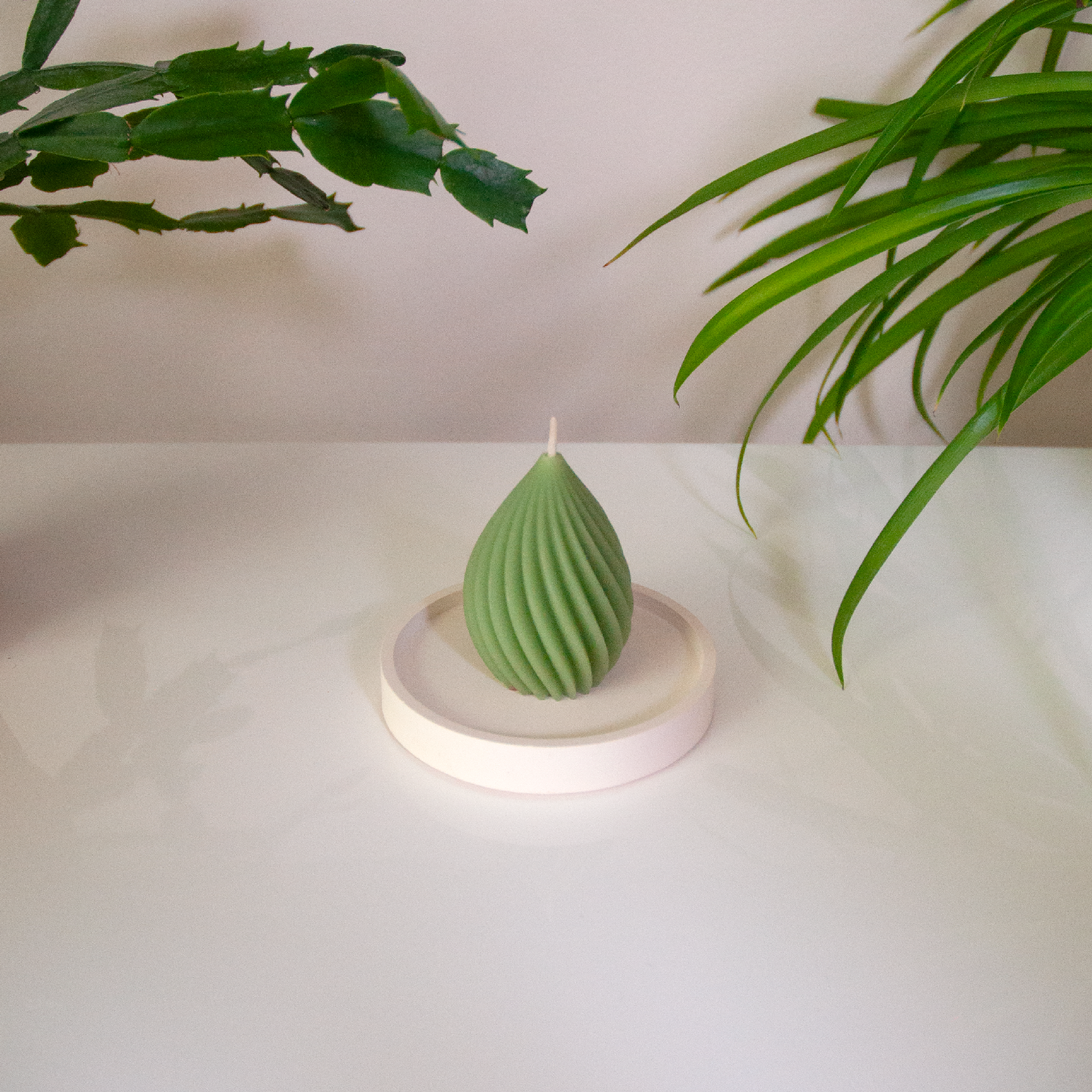 TORUS – Bougie parfumée en cire d’abeille blanche colorée naturellement